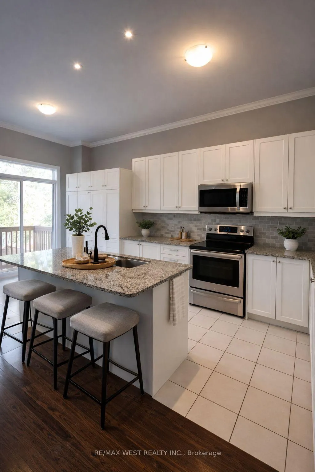 Photo 5 of 29 farwell Avenue, Wasaga Beach — HOMEH