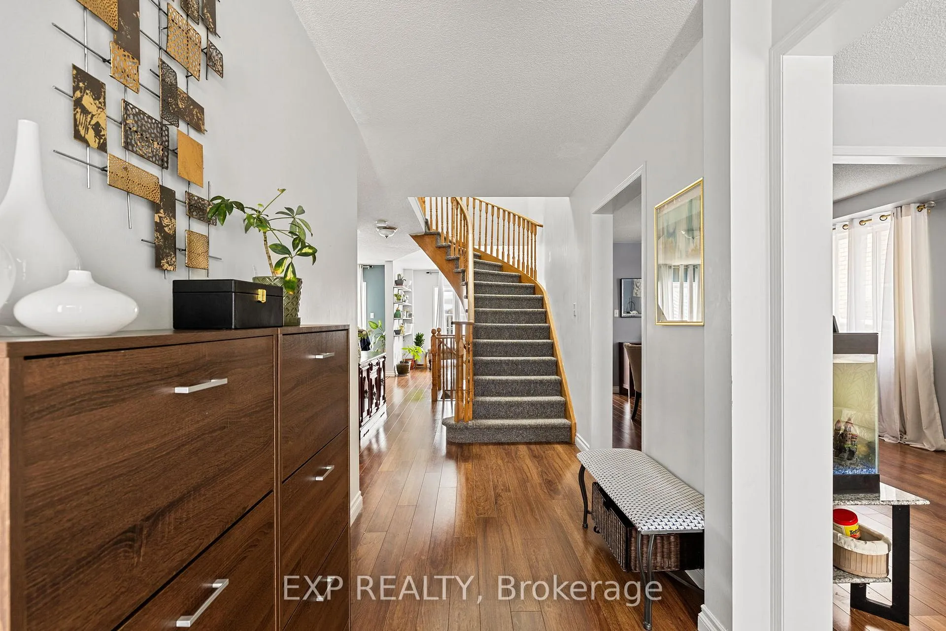 Photo 3 of 5 Sun King Crescent, Barrie, Innis-Shore — HOMEH