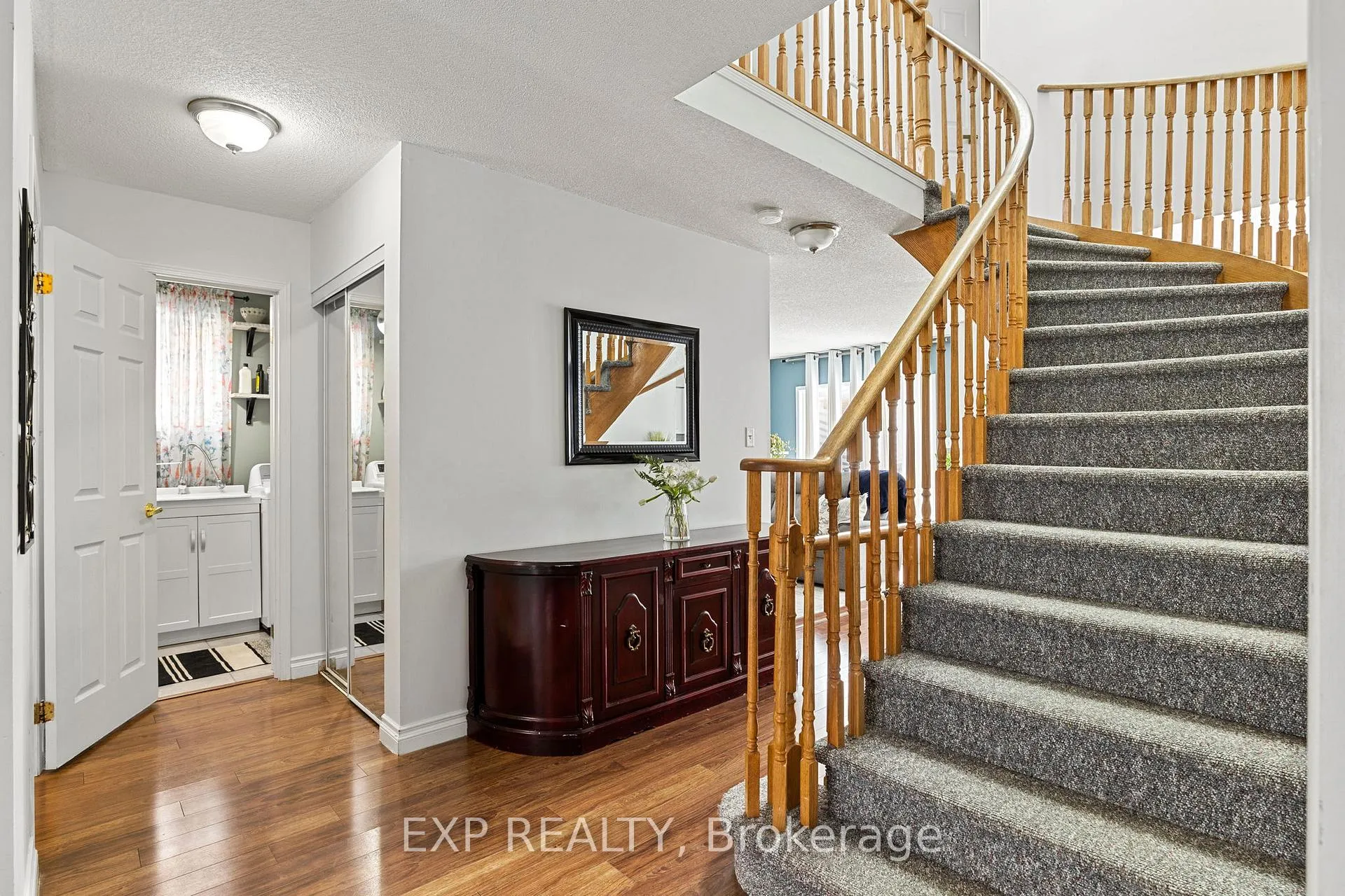 Photo 4 of 5 Sun King Crescent, Barrie, Innis-Shore — HOMEH
