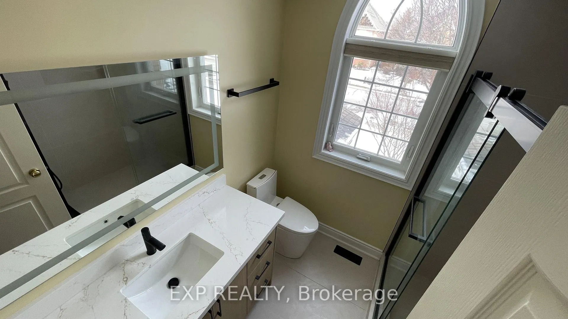 Photo 3 of Unit Unit B, 94 Lensmith Drive, Aurora, Aurora Highlands — HOMEH