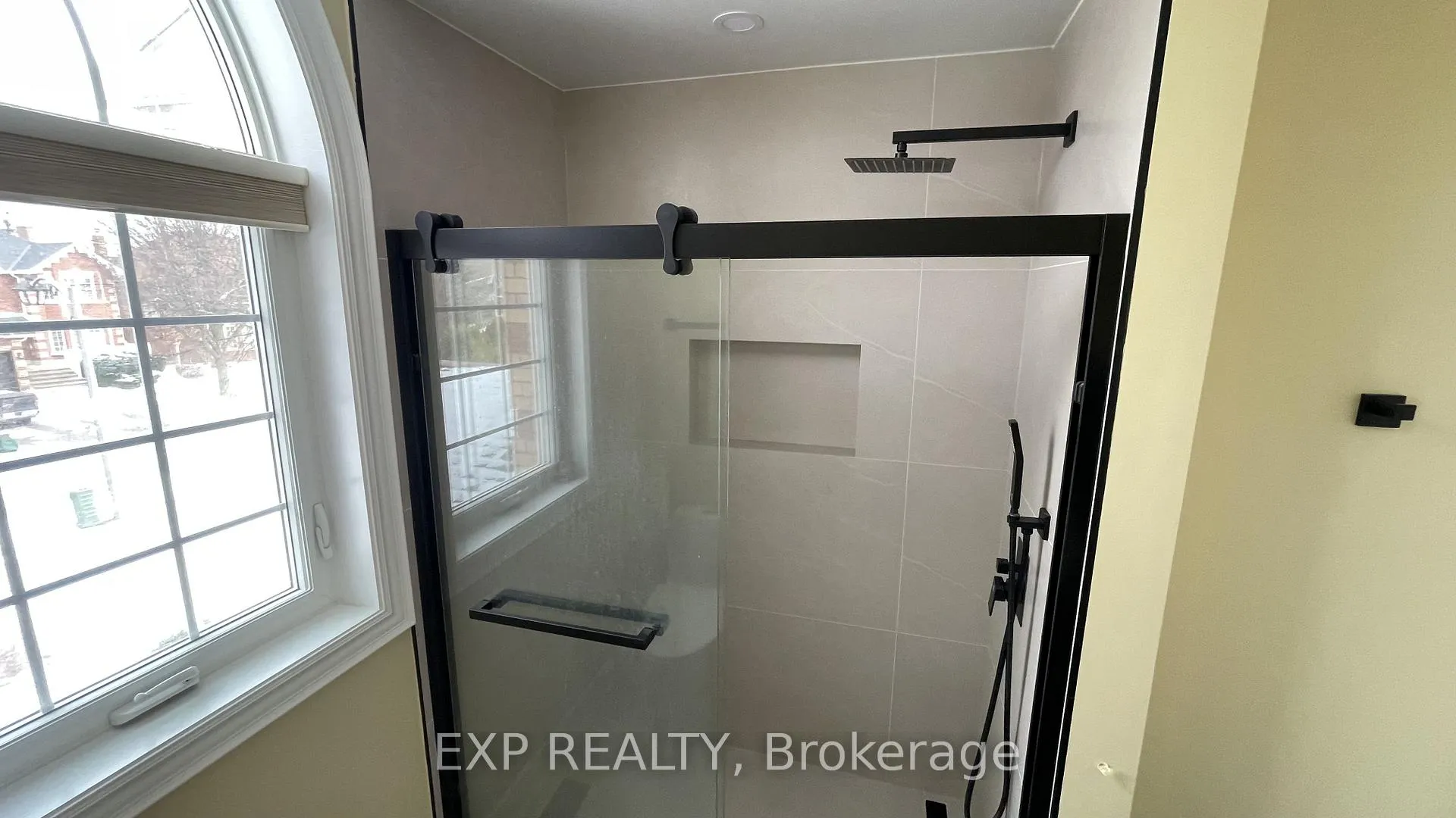 Photo 4 of Unit Unit B, 94 Lensmith Drive, Aurora, Aurora Highlands — HOMEH
