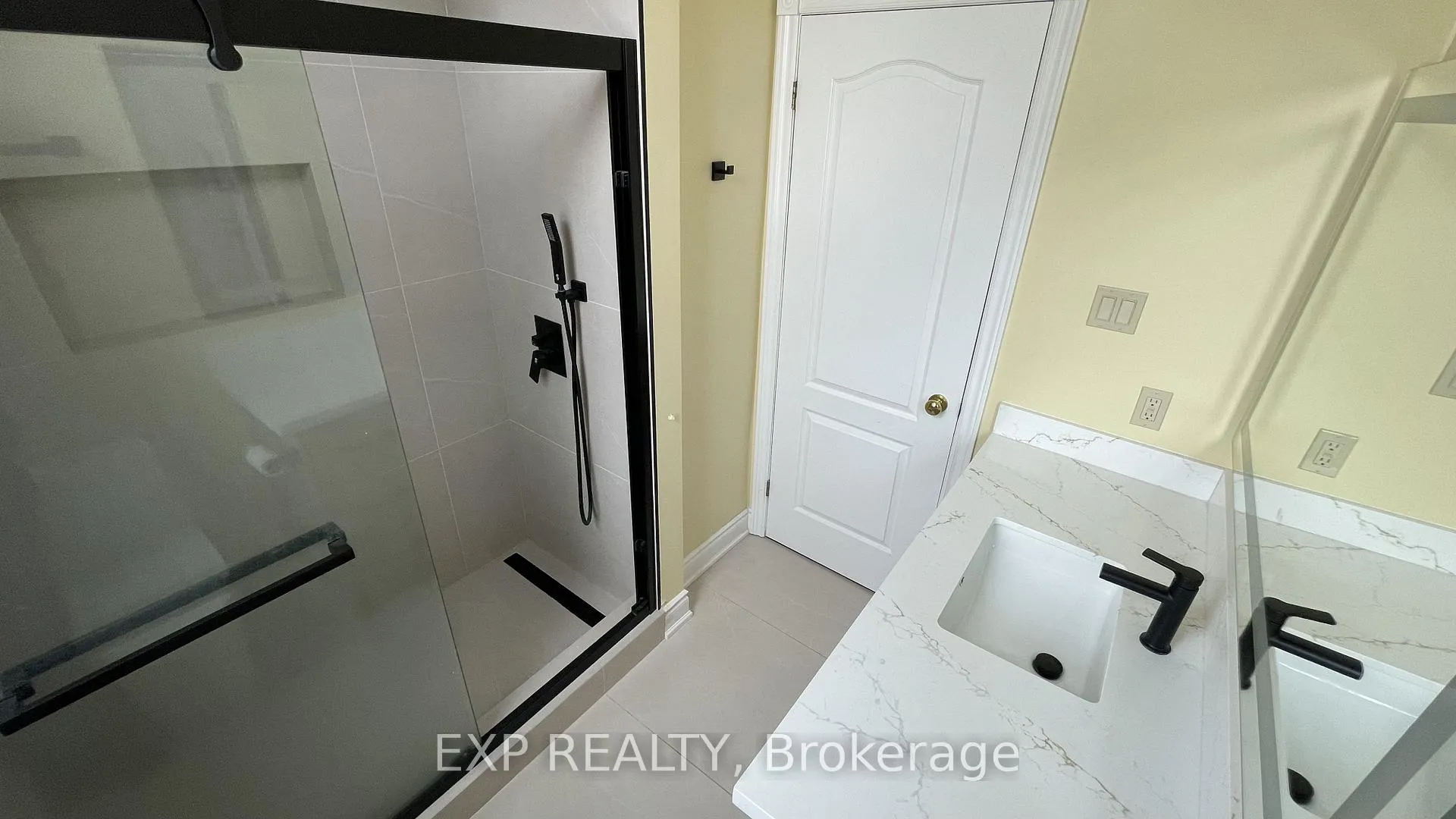 Photo 5 of Unit Unit B, 94 Lensmith Drive, Aurora, Aurora Highlands — HOMEH