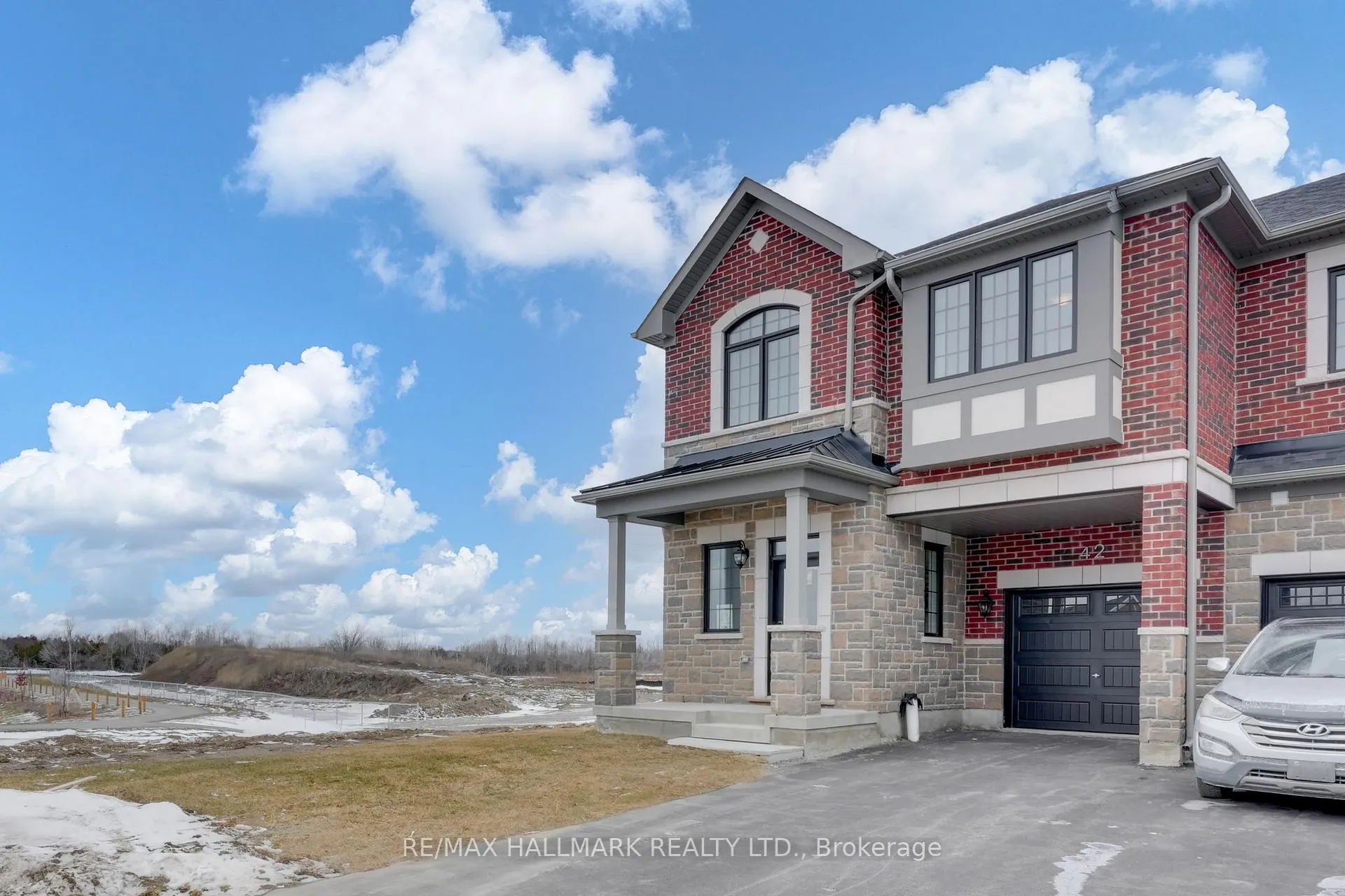 Photo 1 of 42 Vinewood Crescent, Barrie, Rural Barrie Southeast — HOMEH