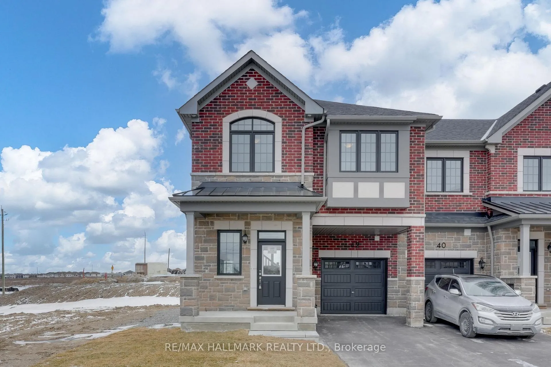 Photo 2 of 42 Vinewood Crescent, Barrie, Rural Barrie Southeast — HOMEH