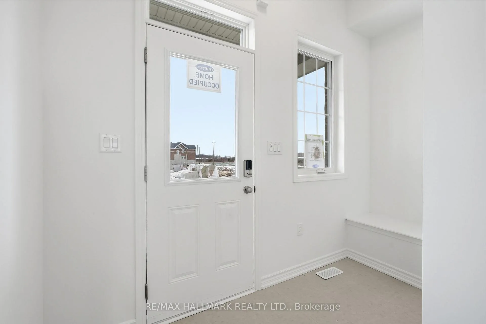 Photo 4 of 42 Vinewood Crescent, Barrie, Rural Barrie Southeast — HOMEH