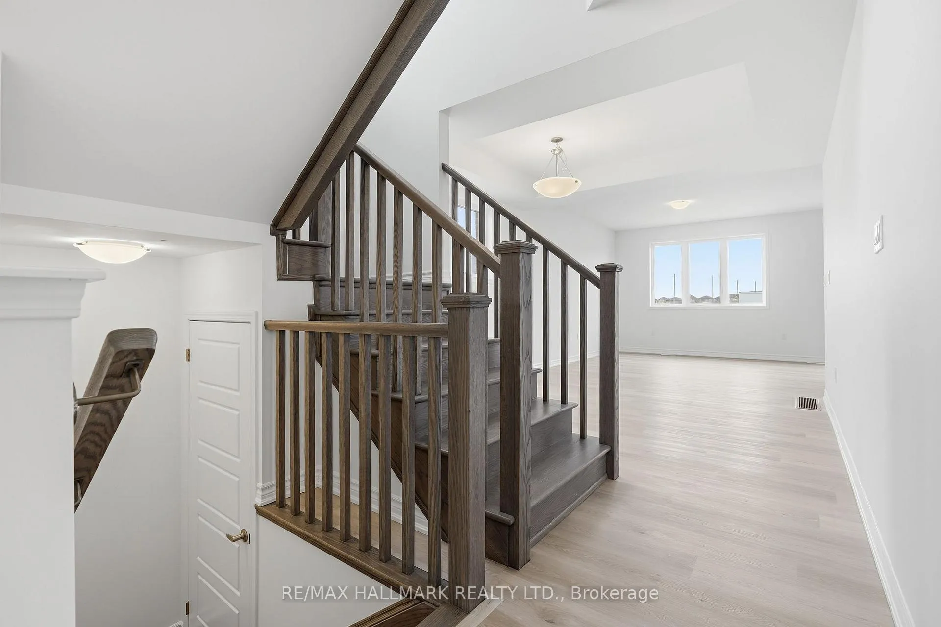 Photo 8 of 42 Vinewood Crescent, Barrie, Rural Barrie Southeast — HOMEH