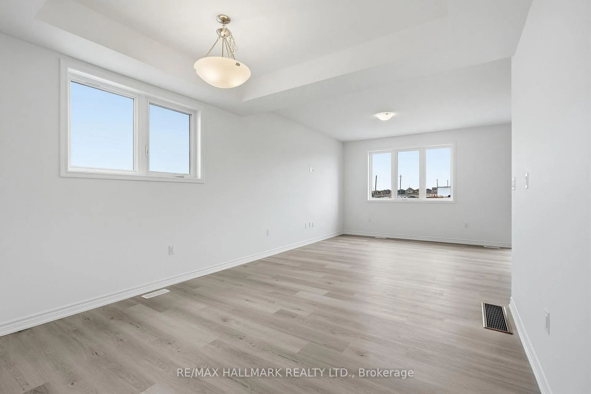 Photo 9 of 42 Vinewood Crescent, Barrie, Rural Barrie Southeast — HOMEH