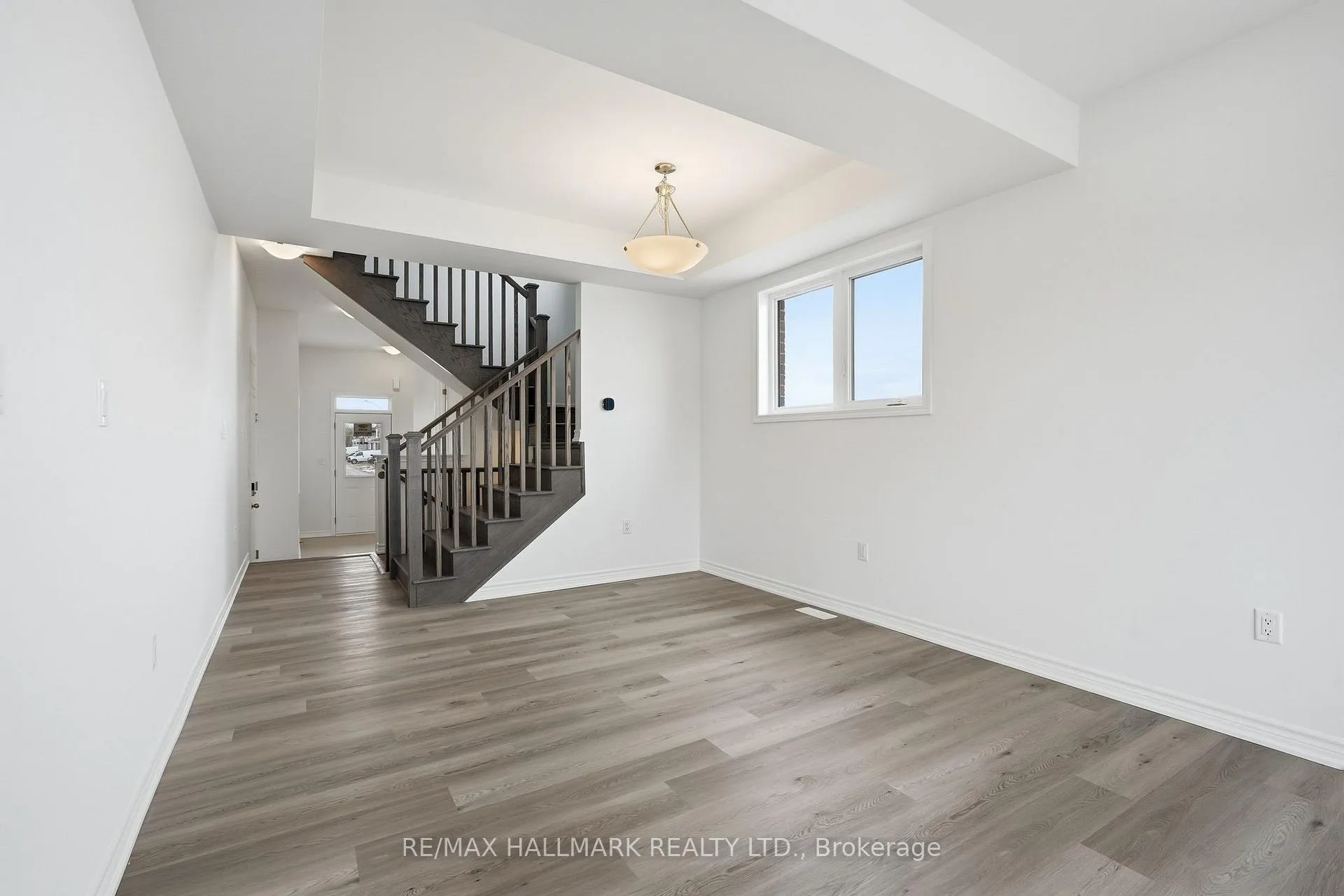 Photo 10 of 42 Vinewood Crescent, Barrie, Rural Barrie Southeast — HOMEH