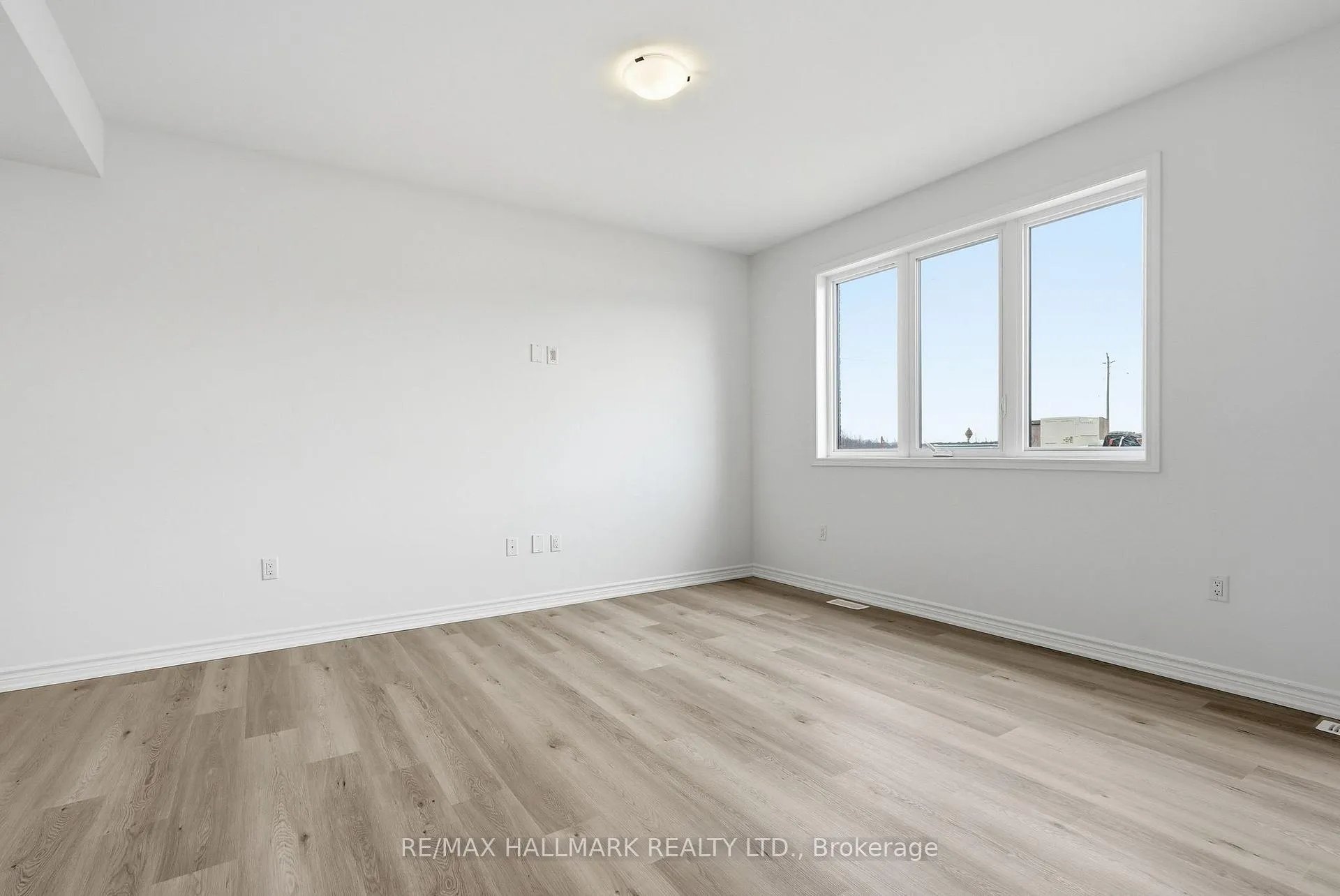 Photo 11 of 42 Vinewood Crescent, Barrie, Rural Barrie Southeast — HOMEH
