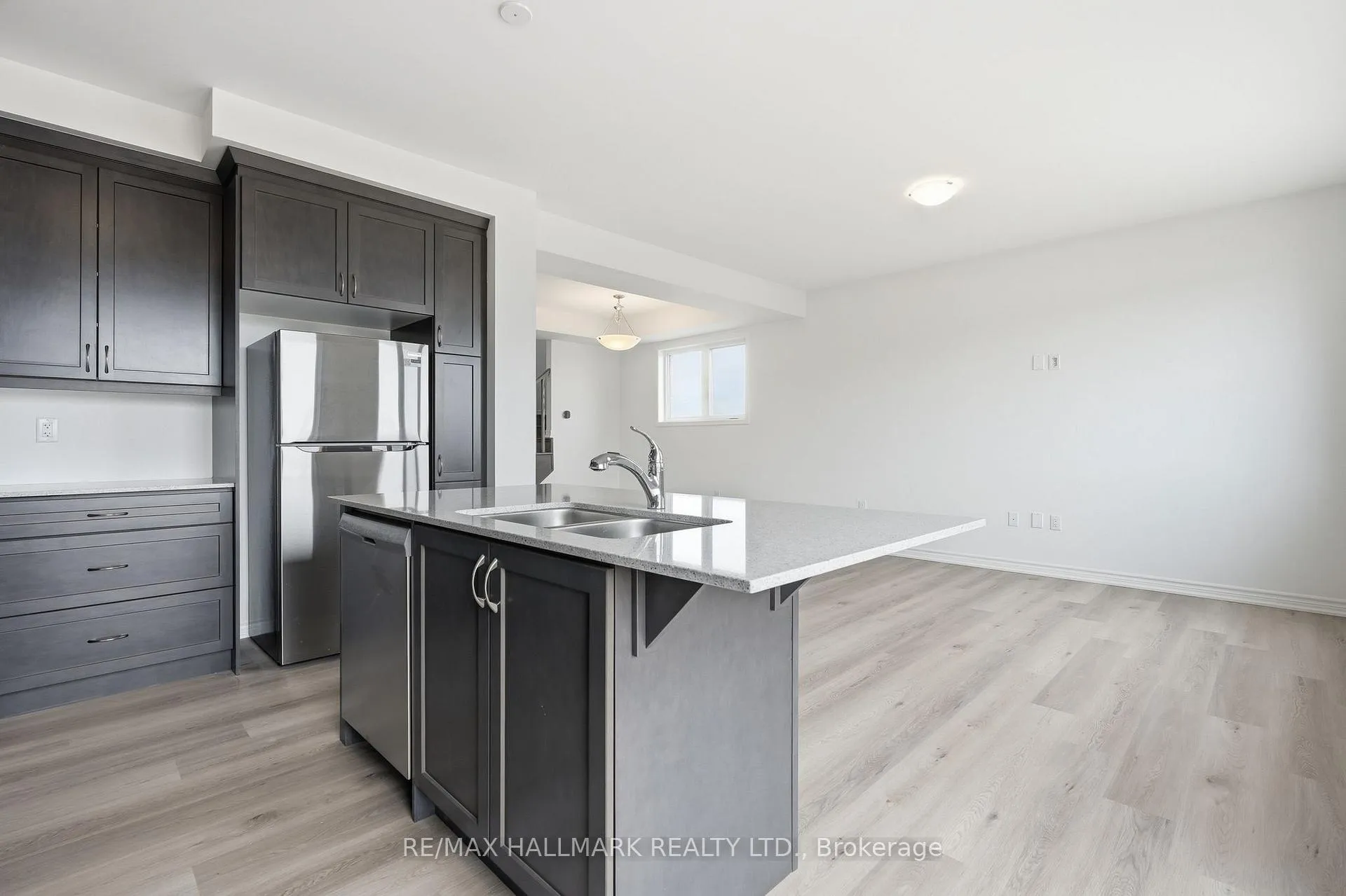 Photo 12 of 42 Vinewood Crescent, Barrie, Rural Barrie Southeast — HOMEH