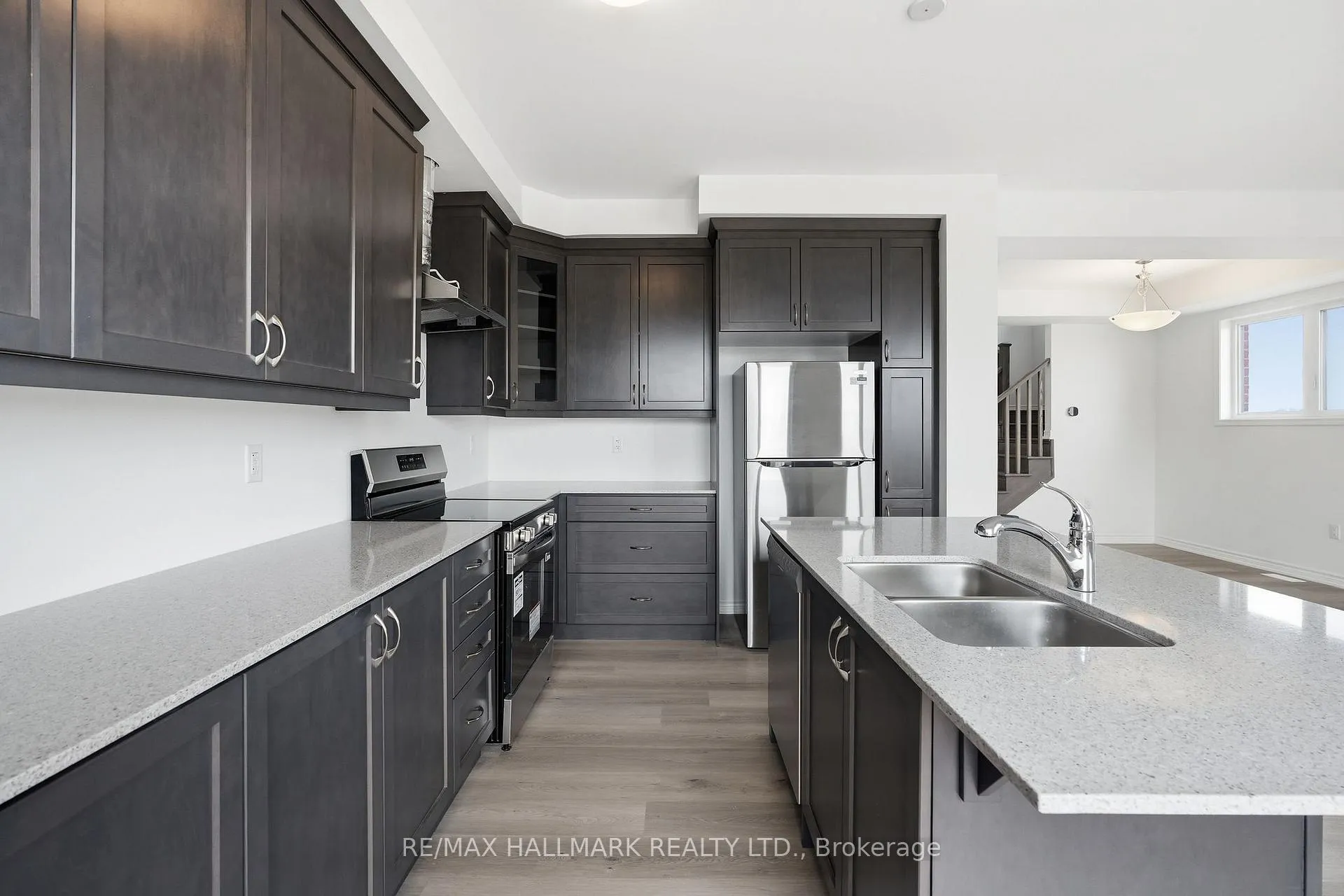 Photo 13 of 42 Vinewood Crescent, Barrie, Rural Barrie Southeast — HOMEH