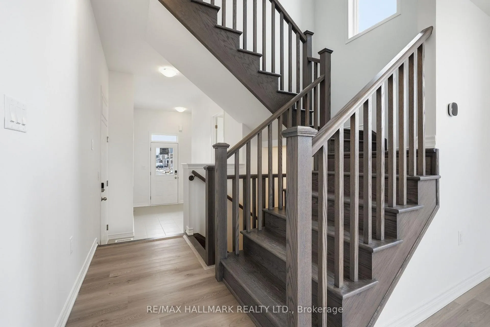 Photo 14 of 42 Vinewood Crescent, Barrie, Rural Barrie Southeast — HOMEH