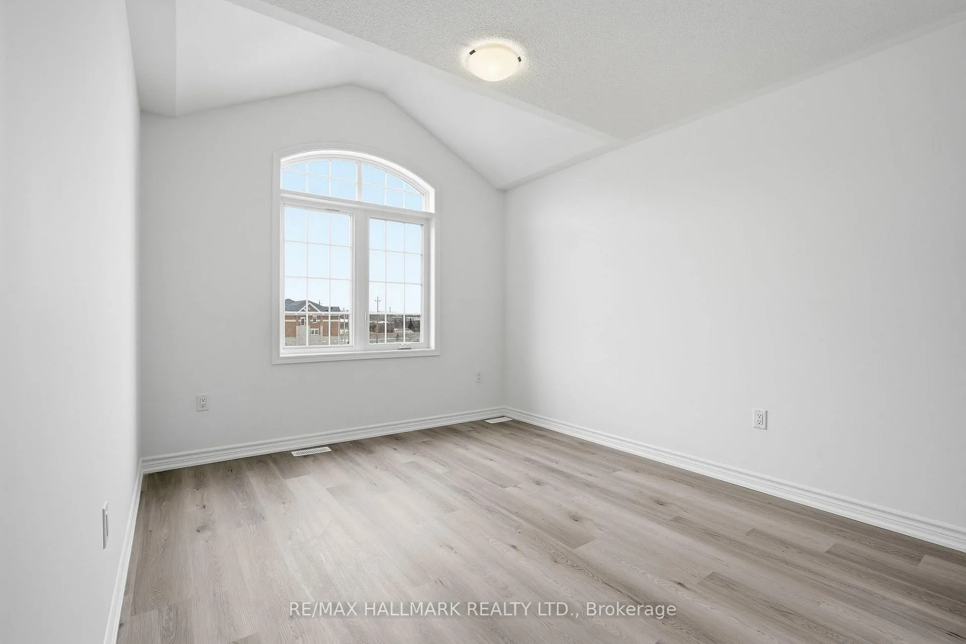 Photo 16 of 42 Vinewood Crescent, Barrie, Rural Barrie Southeast — HOMEH