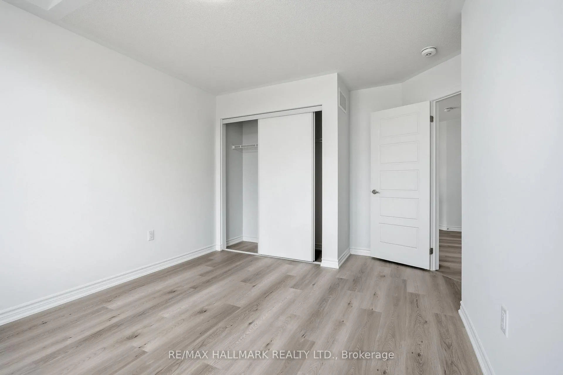 Photo 17 of 42 Vinewood Crescent, Barrie, Rural Barrie Southeast — HOMEH