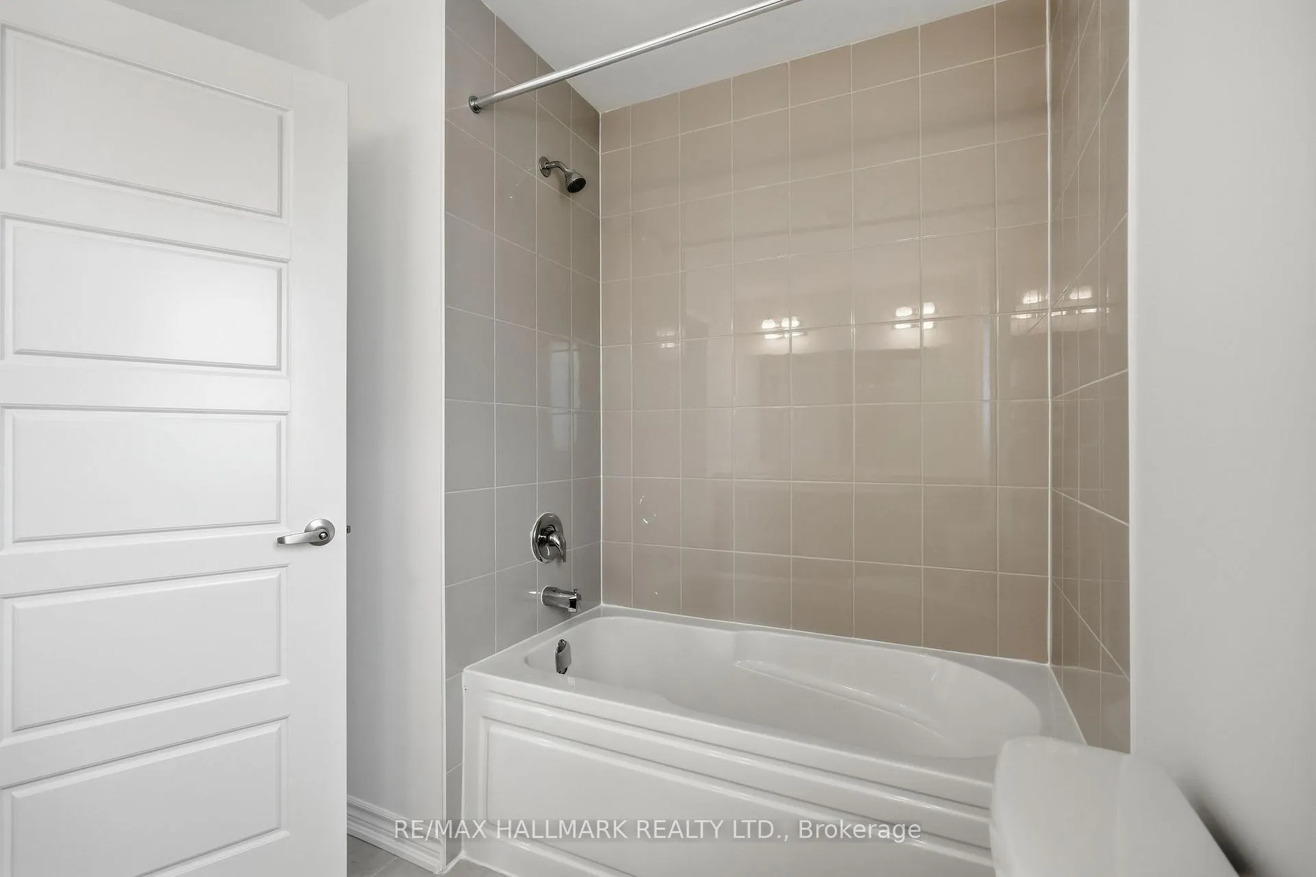Photo 22 of 42 Vinewood Crescent, Barrie, Rural Barrie Southeast — HOMEH