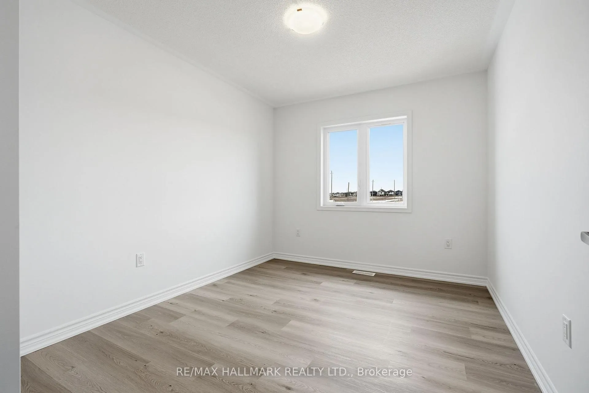 Photo 23 of 42 Vinewood Crescent, Barrie, Rural Barrie Southeast — HOMEH