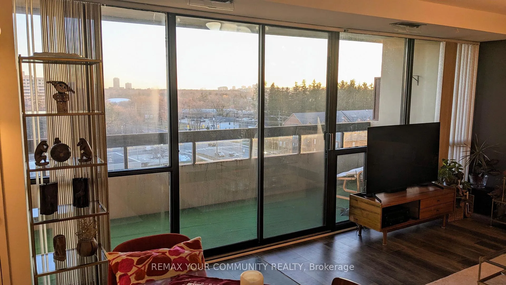 Photo 9 of Unit 901, 8111 Yonge Street, Markham, Royal Orchard — HOMEH