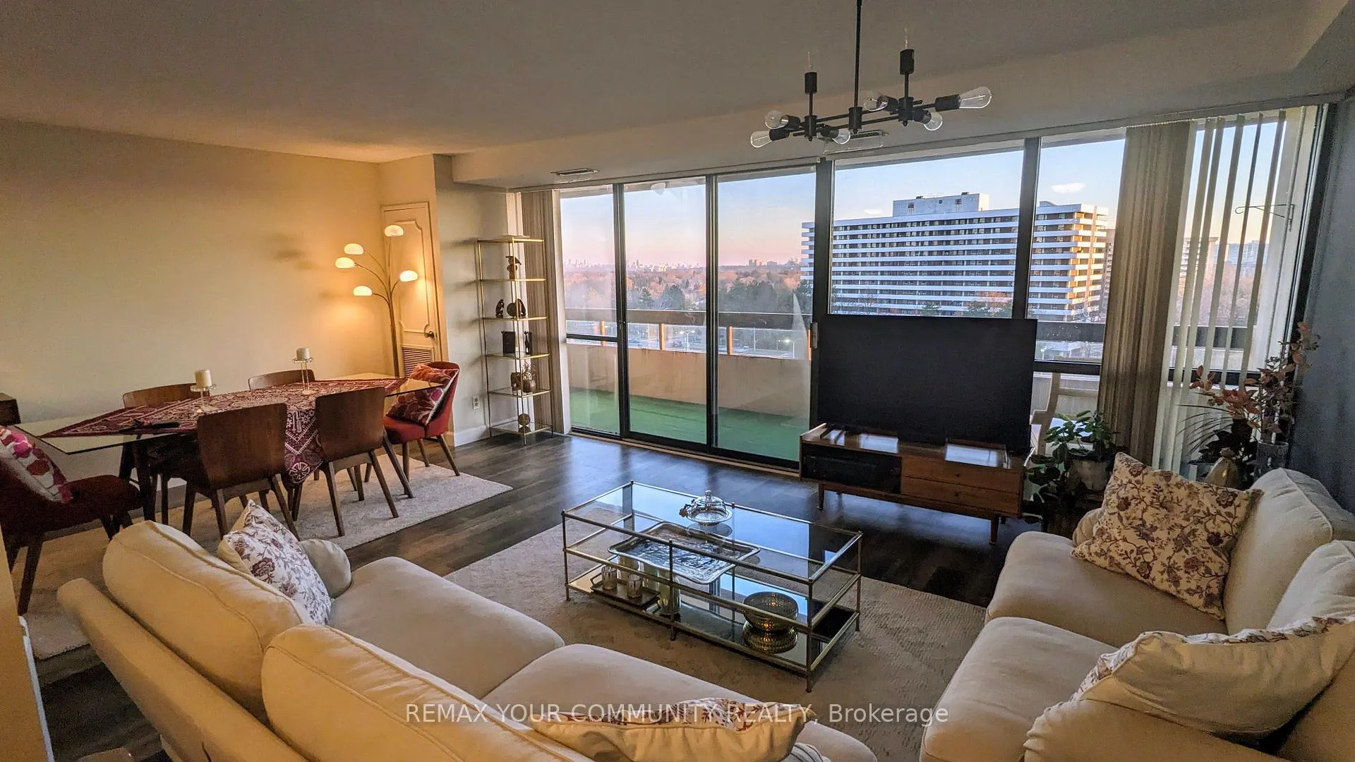 Photo 10 of Unit 901, 8111 Yonge Street, Markham, Royal Orchard — HOMEH