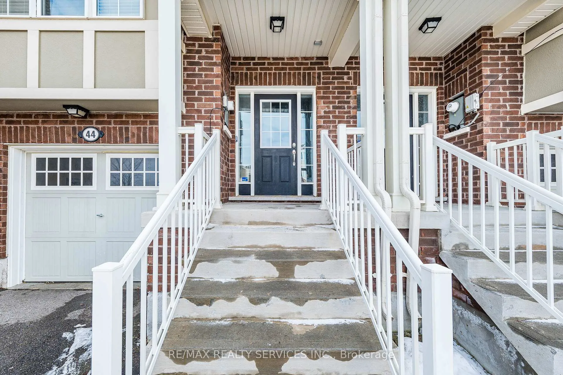 Photo 3 of 44 Bannister Crescent, Brampton, Northwest Brampton — HOMEH