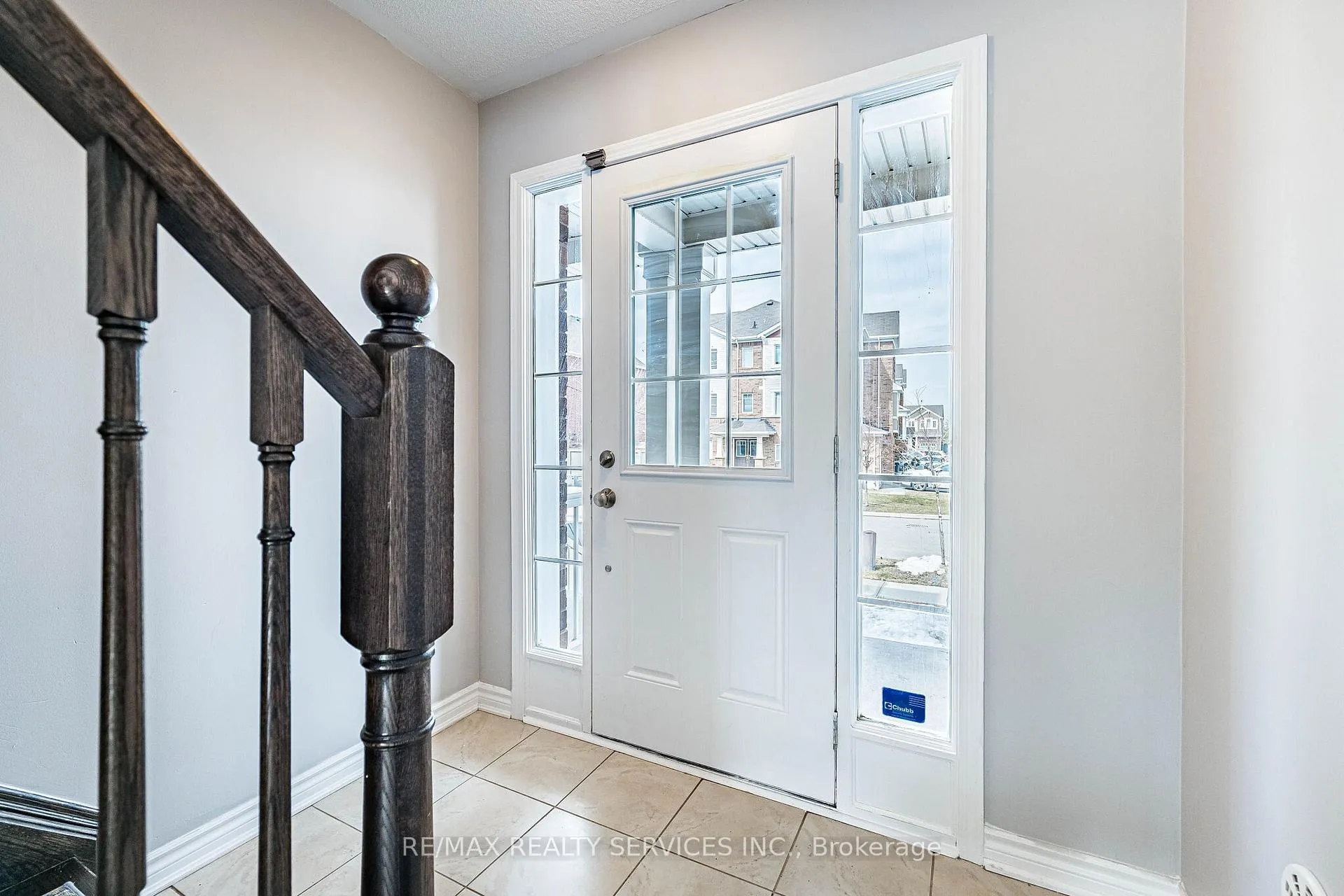 Photo 5 of 44 Bannister Crescent, Brampton, Northwest Brampton — HOMEH