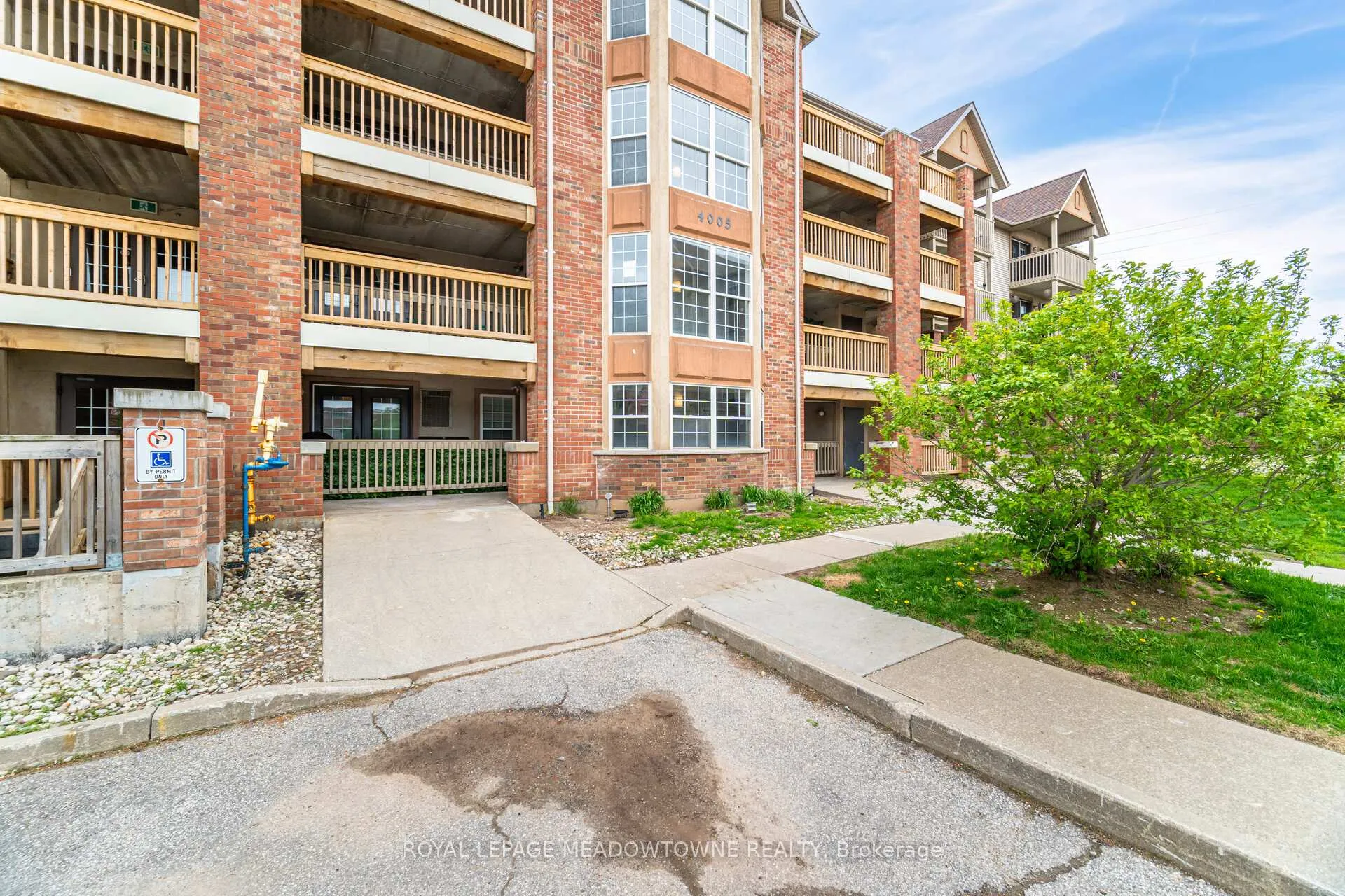 Photo 3 of Unit 209, 4005 Kilmer Drive, Burlington, Tansley — HOMEH