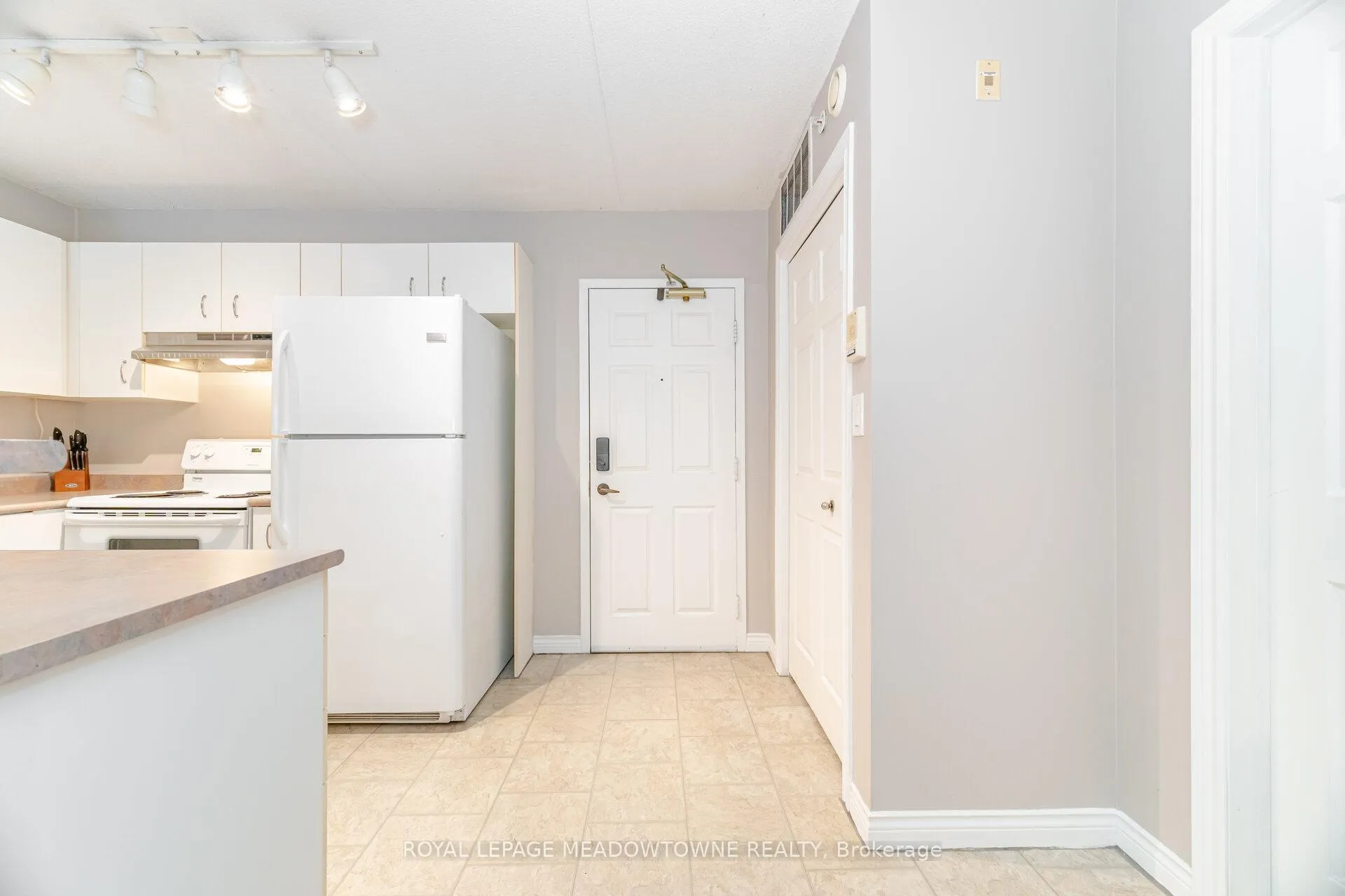 Photo 6 of Unit 209, 4005 Kilmer Drive, Burlington, Tansley — HOMEH