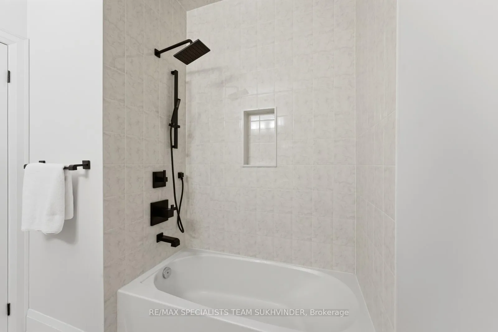 Photo 26 of 23 Duxbury Road, Brampton, Sandringham-Wellington North — HOMEH