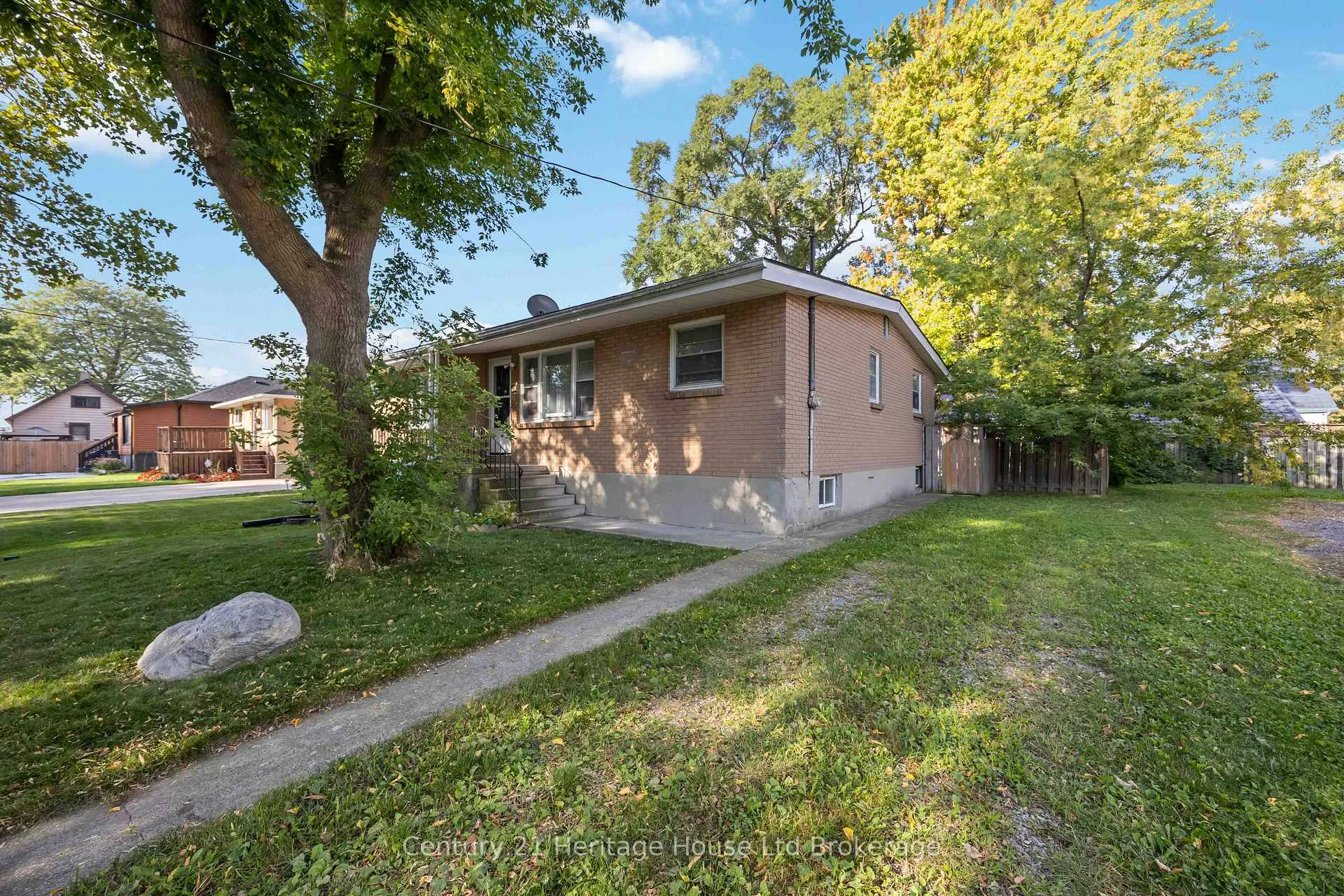 Photo 2 of 115 Sutton Street, Sarnia — HOMEH