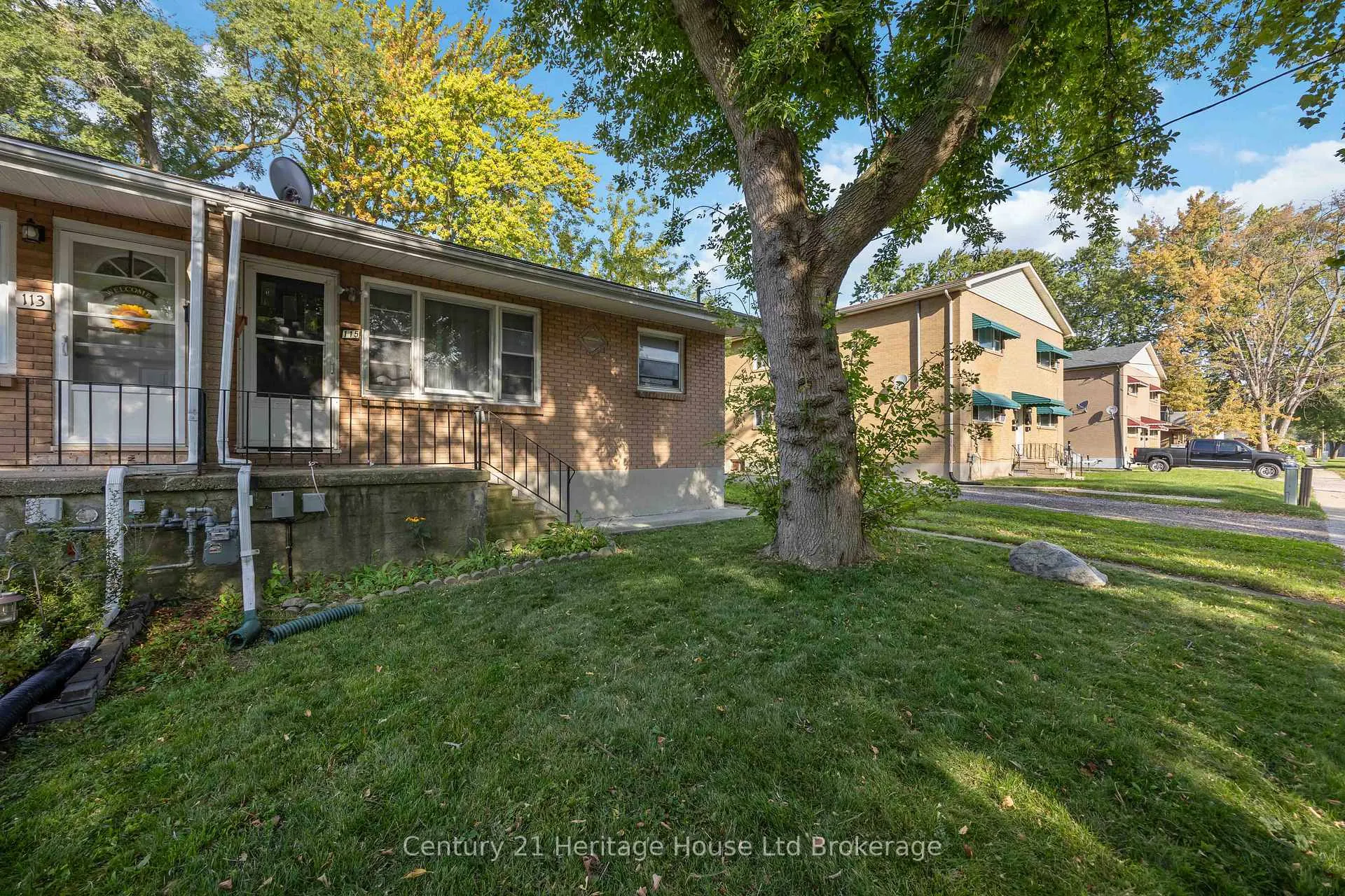 Photo 3 of 115 Sutton Street, Sarnia — HOMEH
