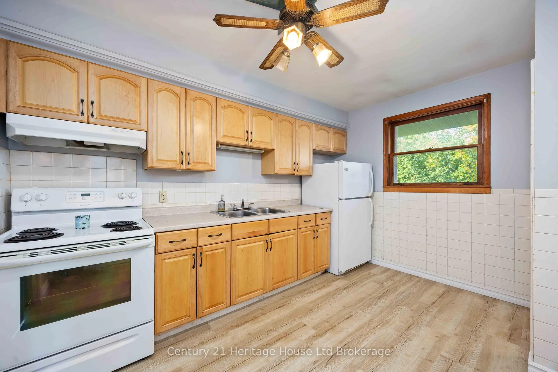 Photo 8 of 115 Sutton Street, Sarnia — HOMEH