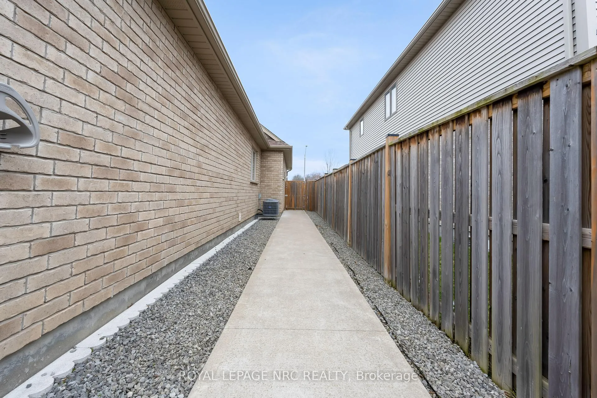 Photo 2 of 25 Mcfarland Street, Thorold, Hurricane/Merrittville — HOMEH