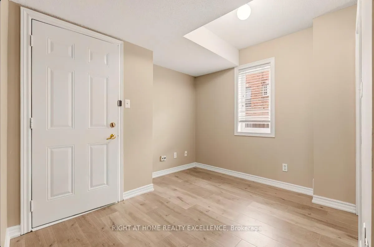 Photo 7 of 33 October Place, Brampton, Bram West — HOMEH