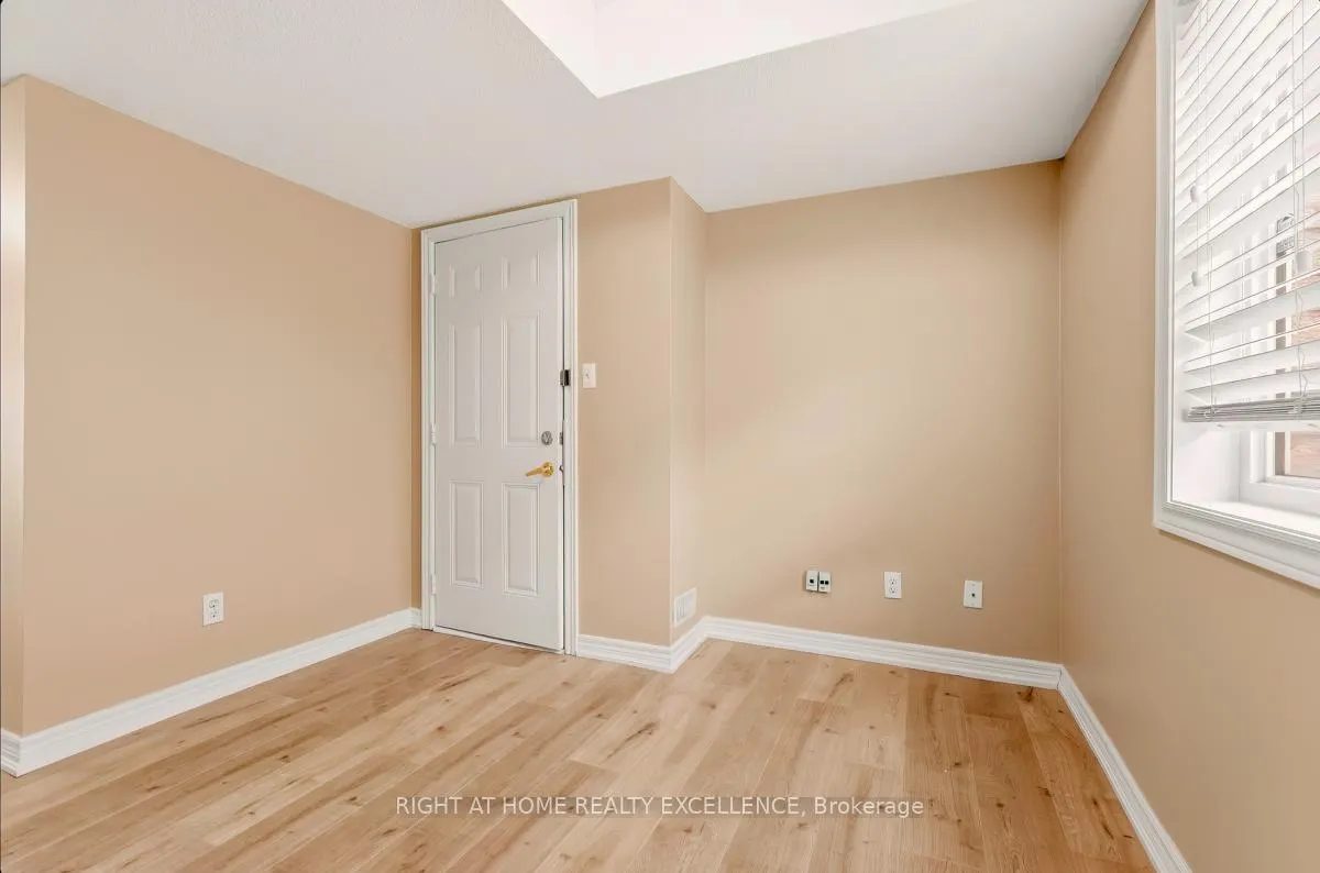 Photo 8 of 33 October Place, Brampton, Bram West — HOMEH