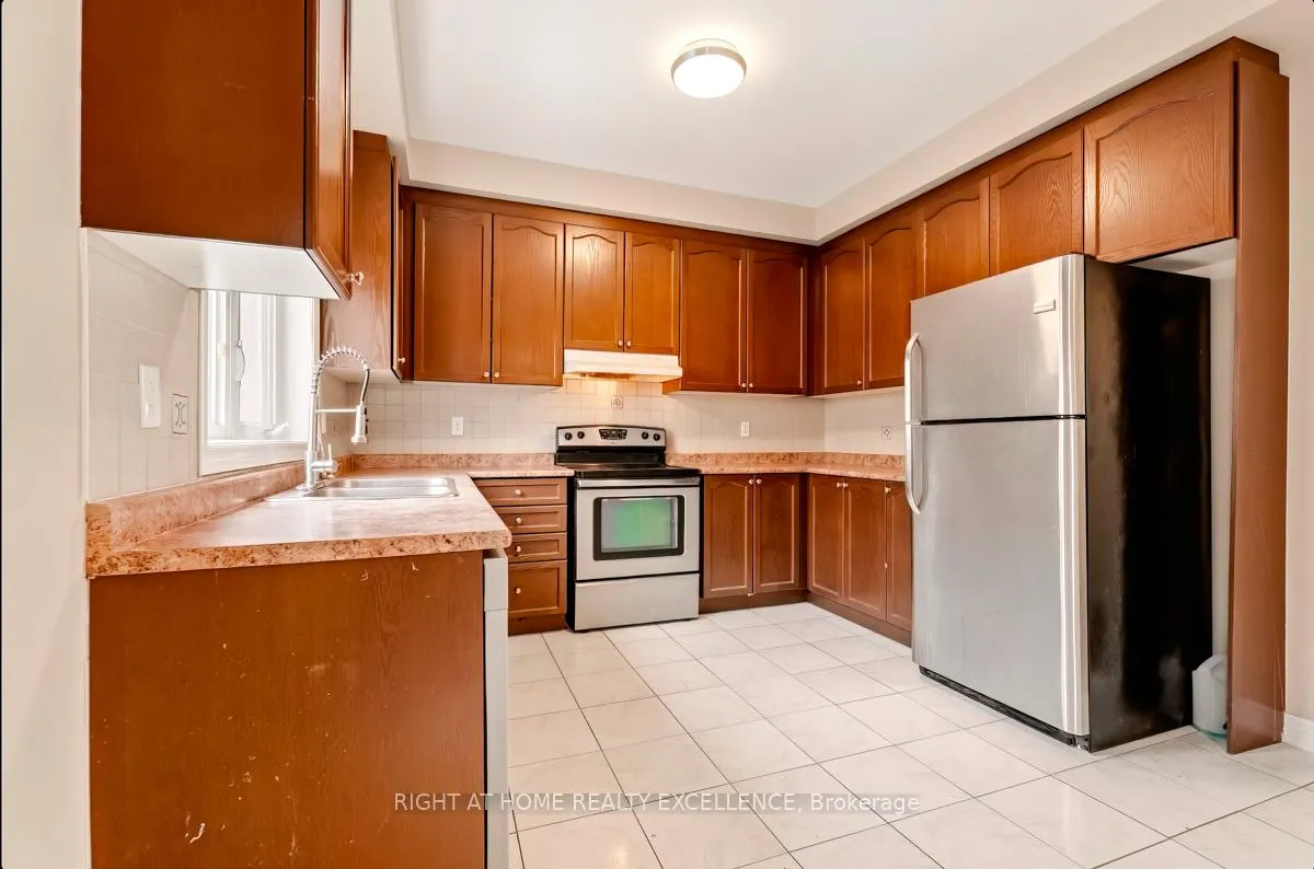 Photo 9 of 33 October Place, Brampton, Bram West — HOMEH