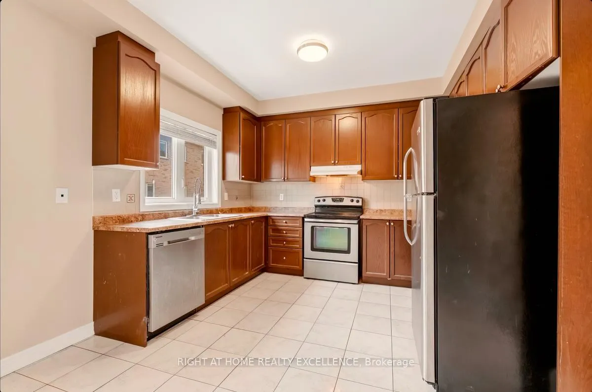 Photo 10 of 33 October Place, Brampton, Bram West — HOMEH
