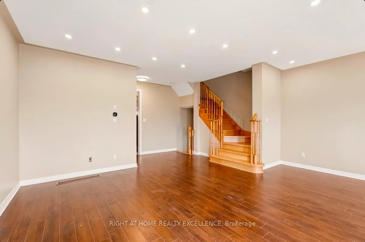 Photo 17 of 33 October Place, Brampton, Bram West — HOMEH