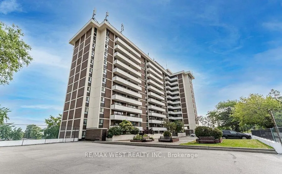 Front of Unit 1005, 541 Blackthorn Avenue