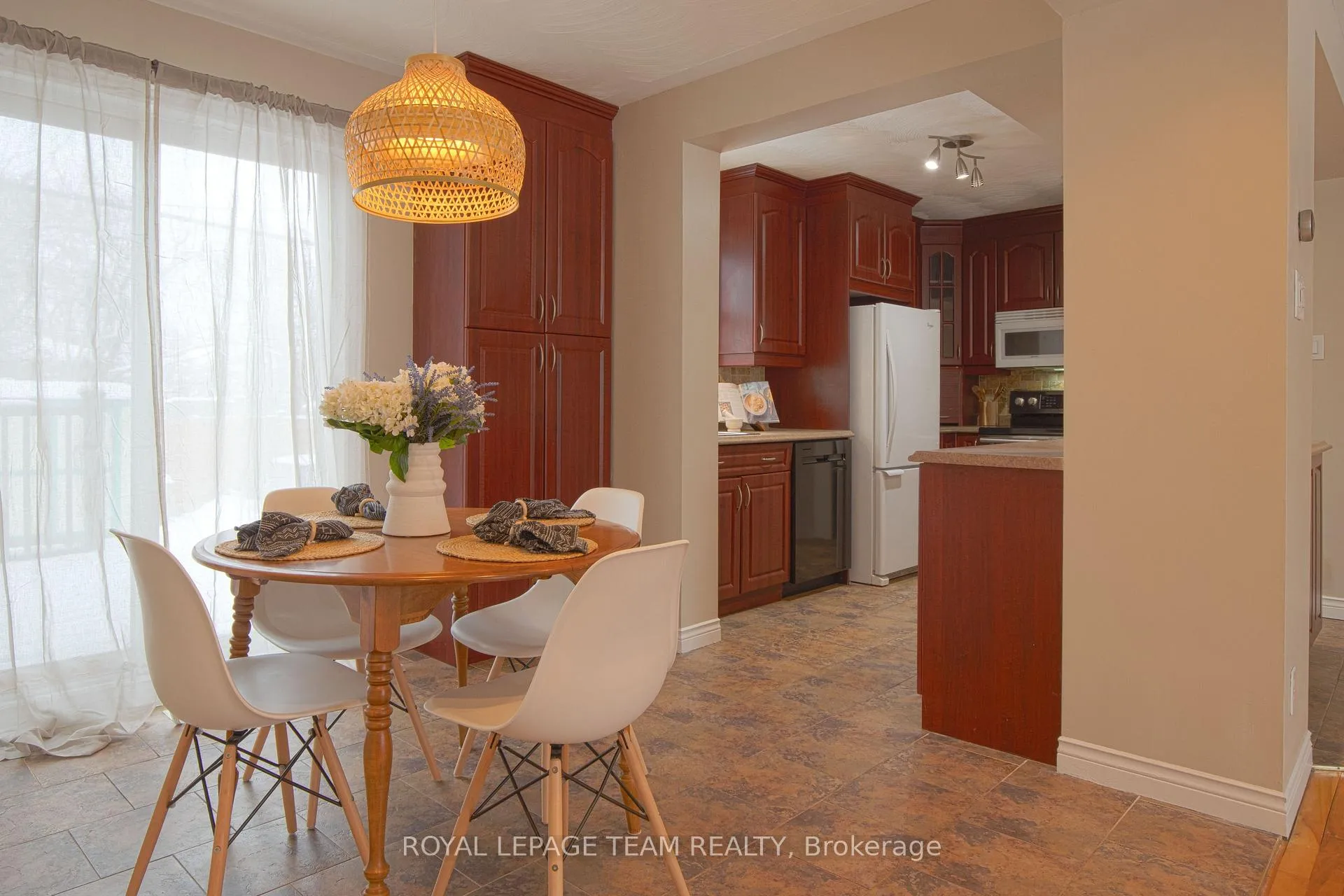 Photo 4 of 840 Borthwick Avenue, Ottawa, Castle Heights/Rideau High — HOMEH