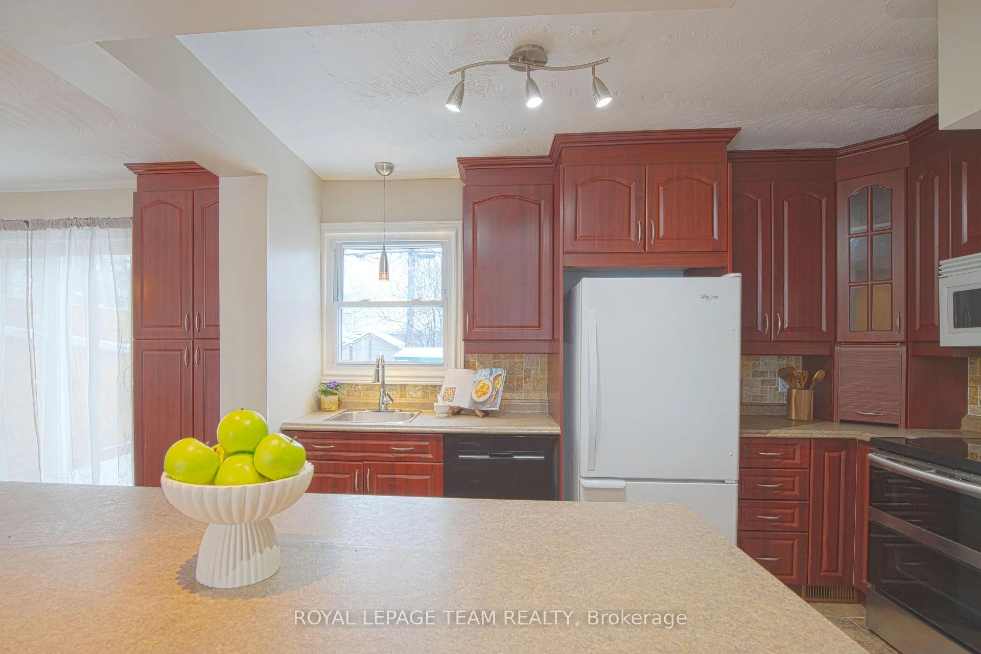 Photo 7 of 840 Borthwick Avenue, Ottawa, Castle Heights/Rideau High — HOMEH