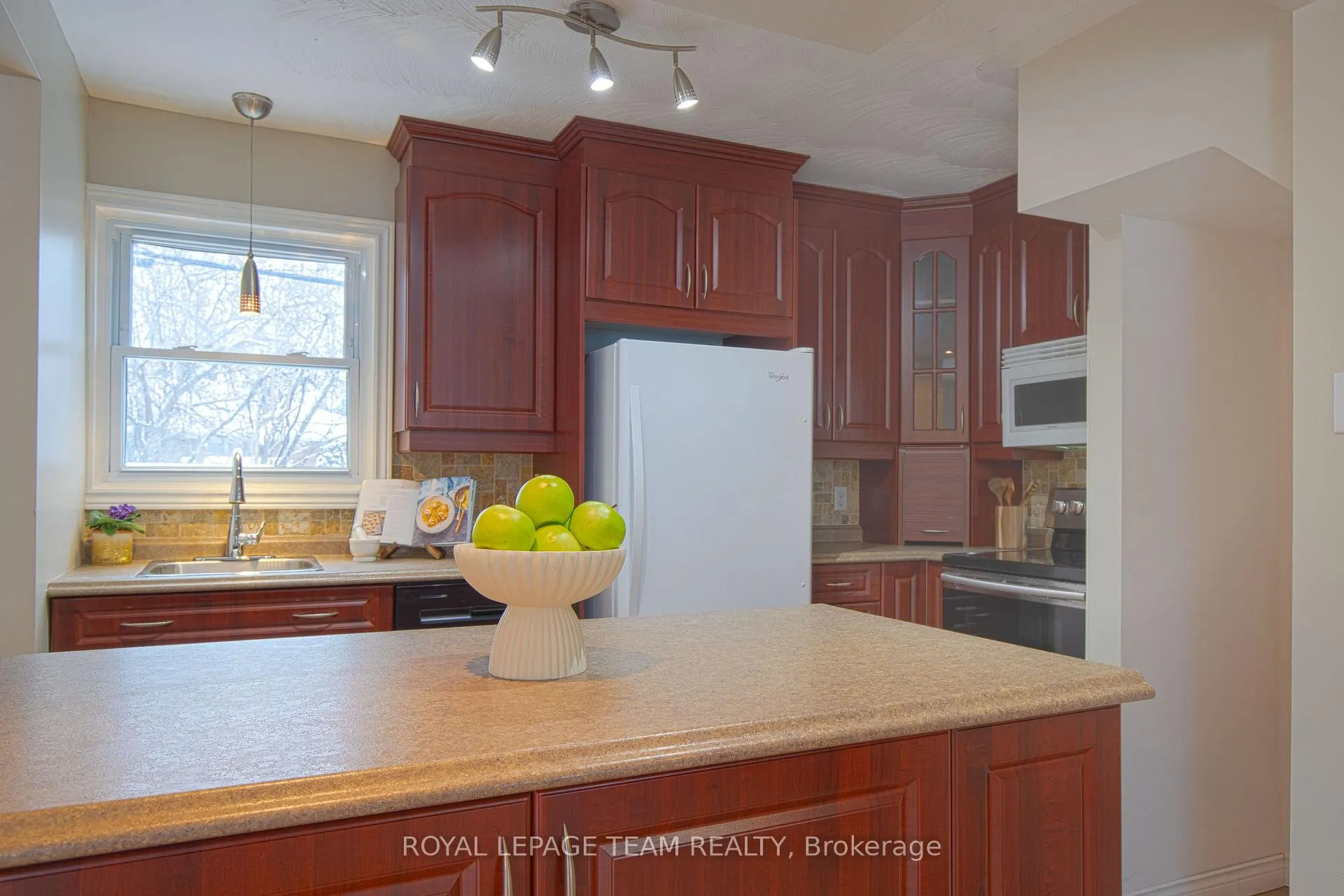 Photo 8 of 840 Borthwick Avenue, Ottawa, Castle Heights/Rideau High — HOMEH