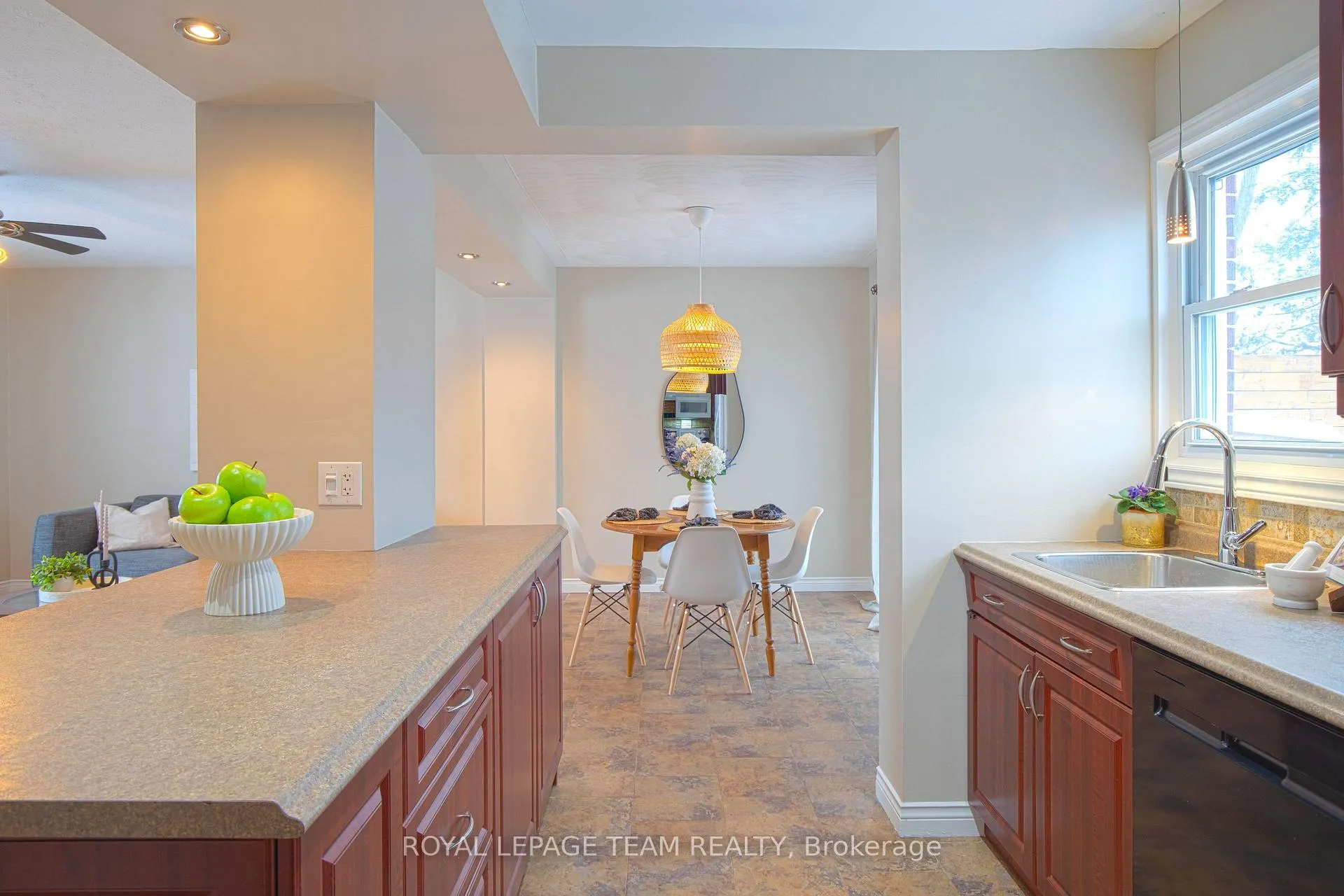 Photo 10 of 840 Borthwick Avenue, Ottawa, Castle Heights/Rideau High — HOMEH
