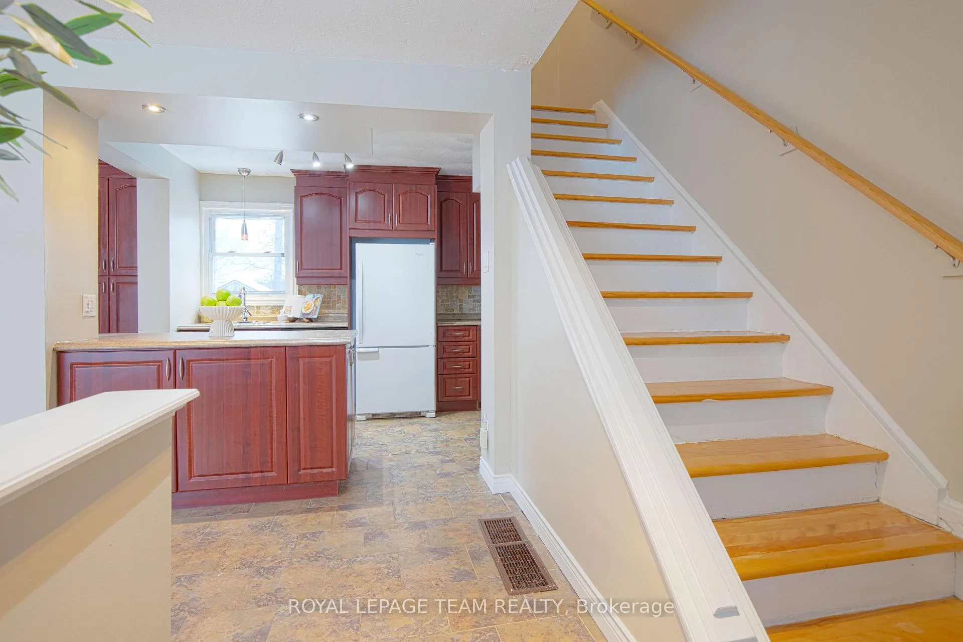 Photo 14 of 840 Borthwick Avenue, Ottawa, Castle Heights/Rideau High — HOMEH