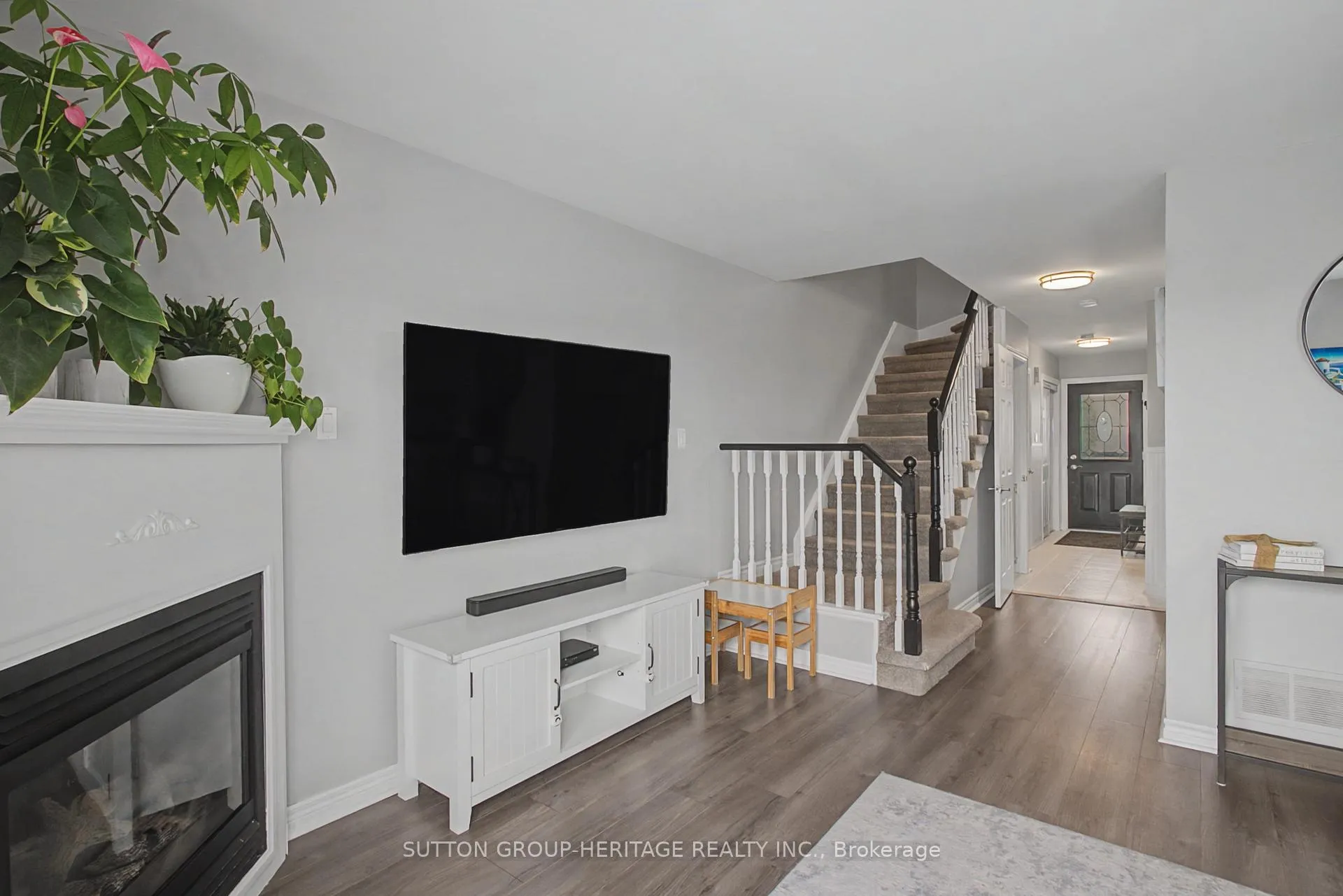 Photo 3 of 77 Lancaster Court, Georgina, Keswick South — HOMEH