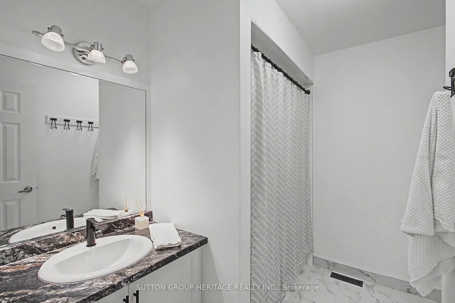 Photo 15 of 77 Lancaster Court, Georgina, Keswick South — HOMEH