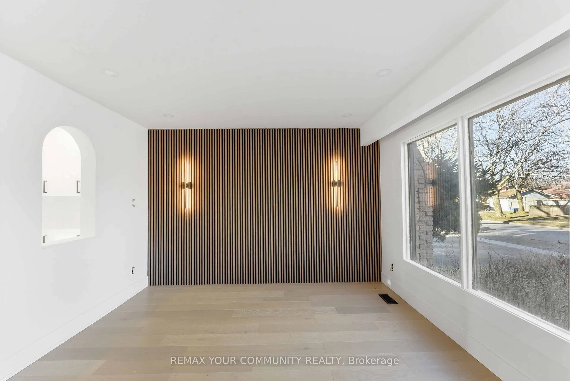 Photo 3 of 4363 Meadowvale Drive, Niagara Falls, Morrison — HOMEH