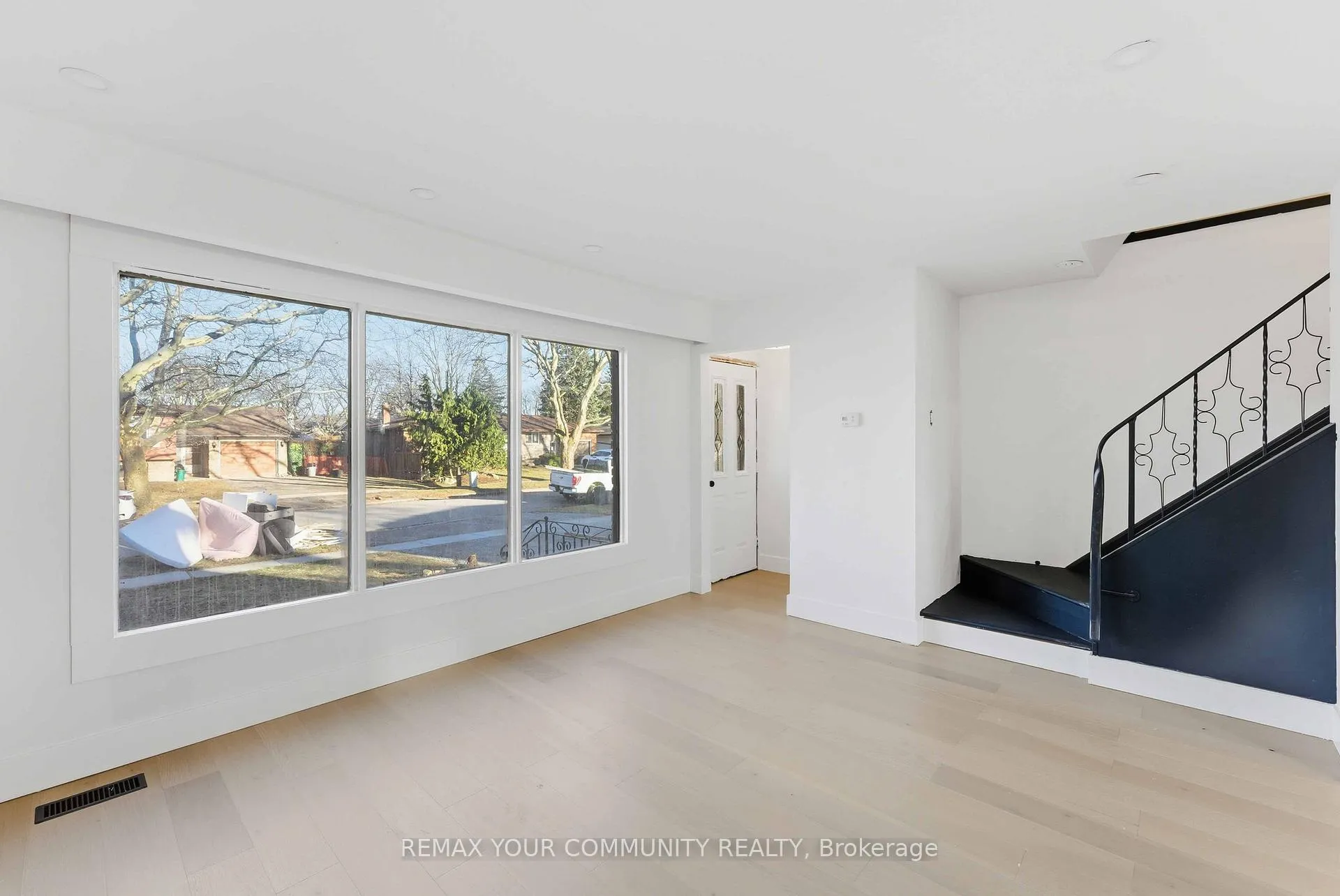Photo 5 of 4363 Meadowvale Drive, Niagara Falls, Morrison — HOMEH