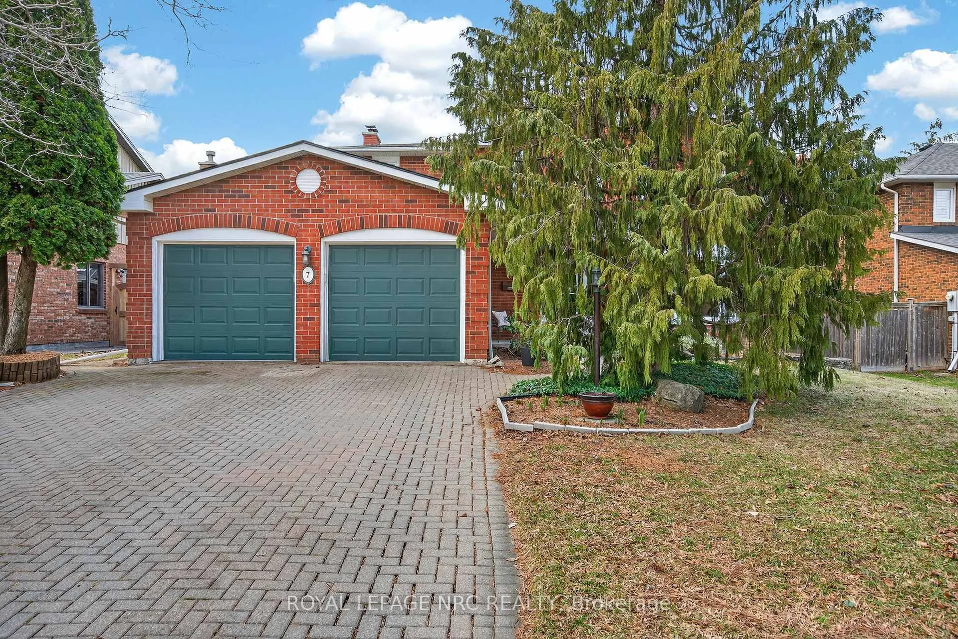 Photo 2 of 7 Barbican Trail, St. Catharines, Burleigh Hill — HOMEH