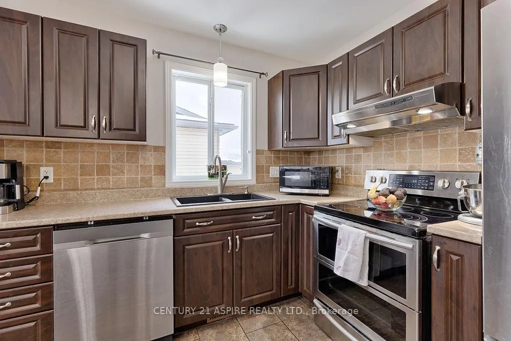 Photo 10 of 1042 Riverstone Street, Petawawa — HOMEH