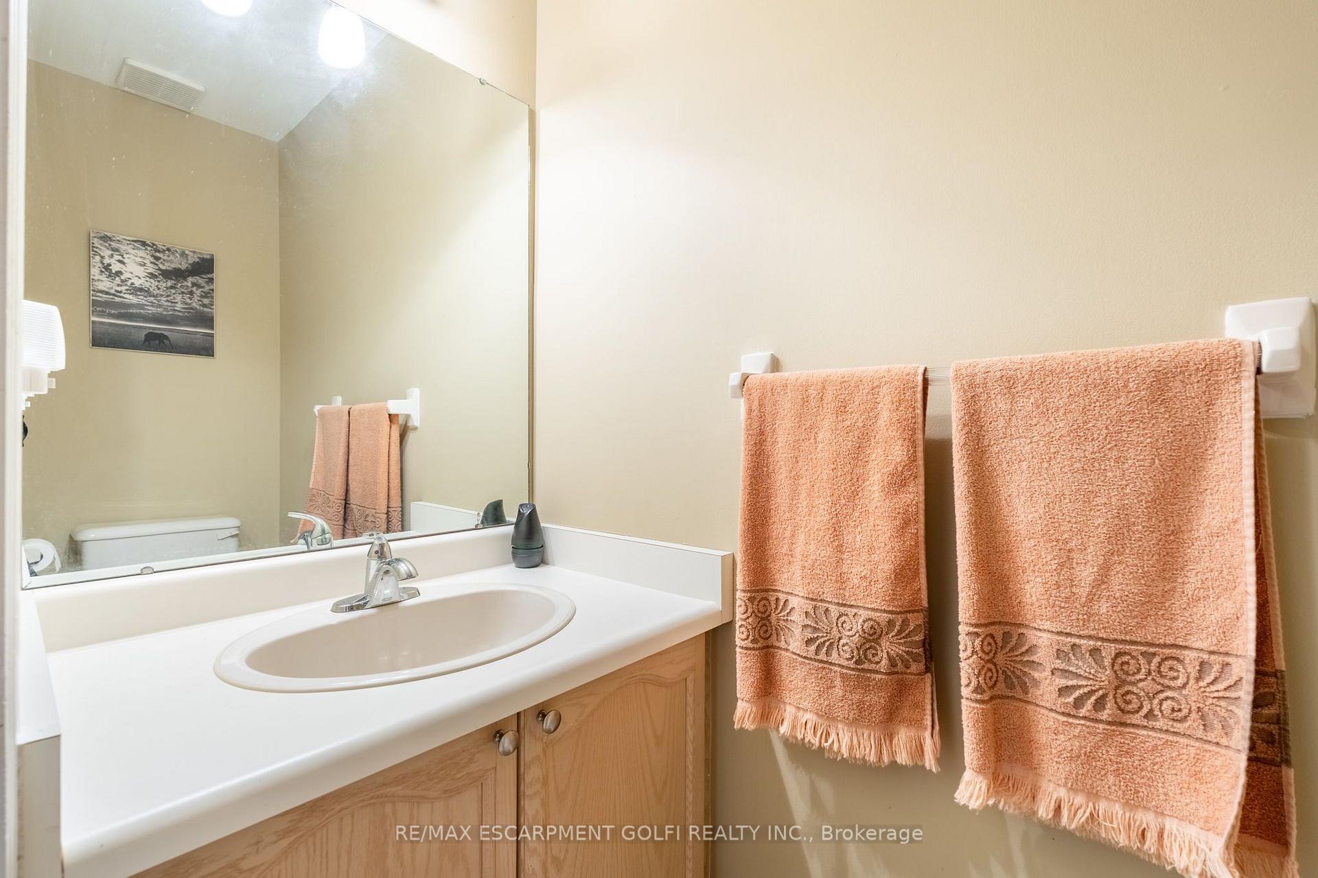 Photo 4 of 53 Myrtle Avenue, St. Catharines, Facer — HOMEH