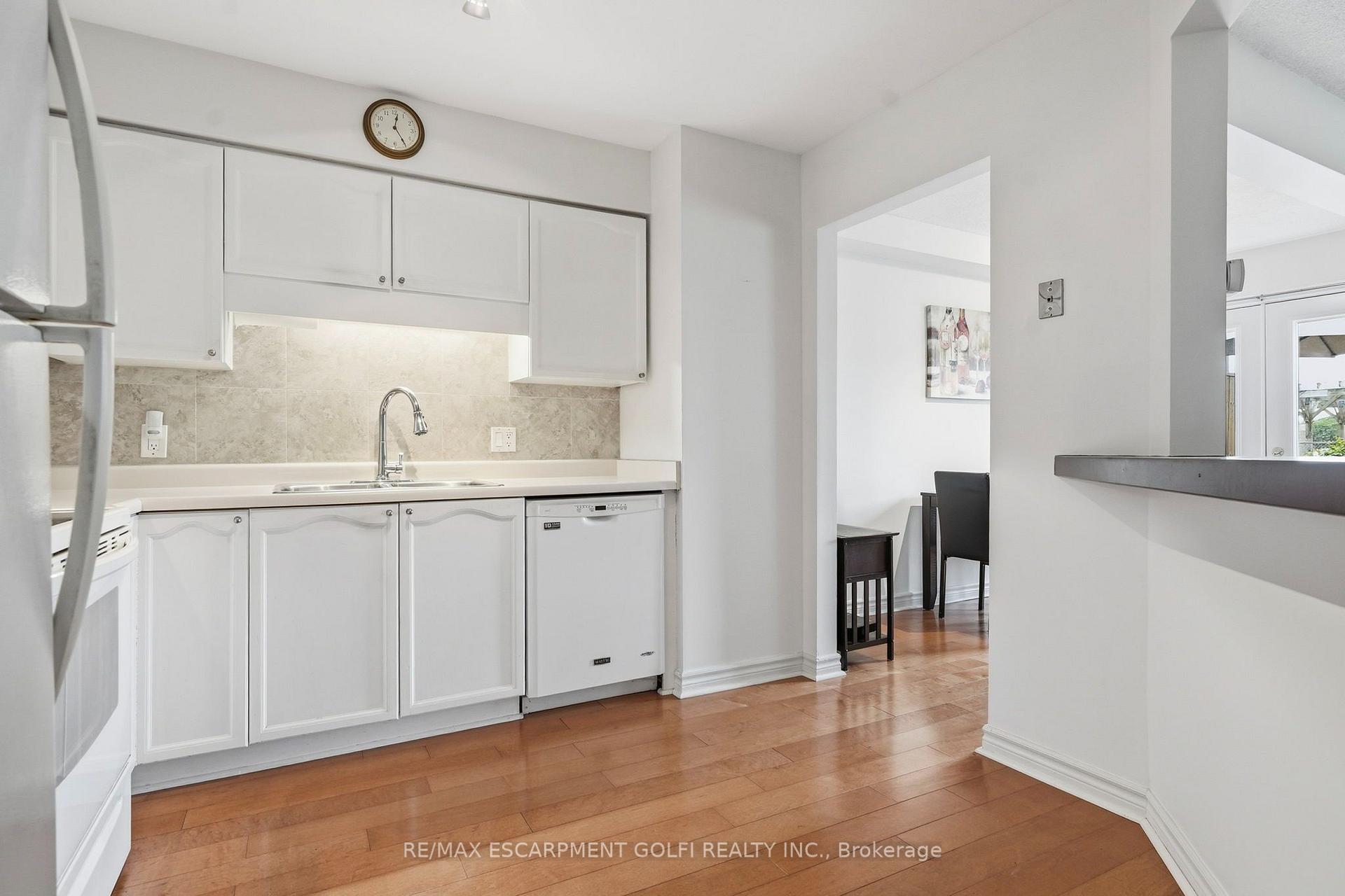 Photo 6 of 53 Myrtle Avenue, St. Catharines, Facer — HOMEH